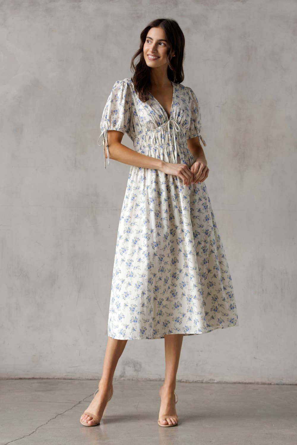 JD7575-IVORY BLUE FLORAL MIDI DRESS: IVORY/BLUE FL