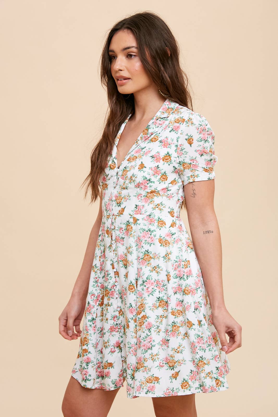 COLLARED BUTTON DOWN FLORAL MINI DRESS: CREME FLORAL / ILD4960-1