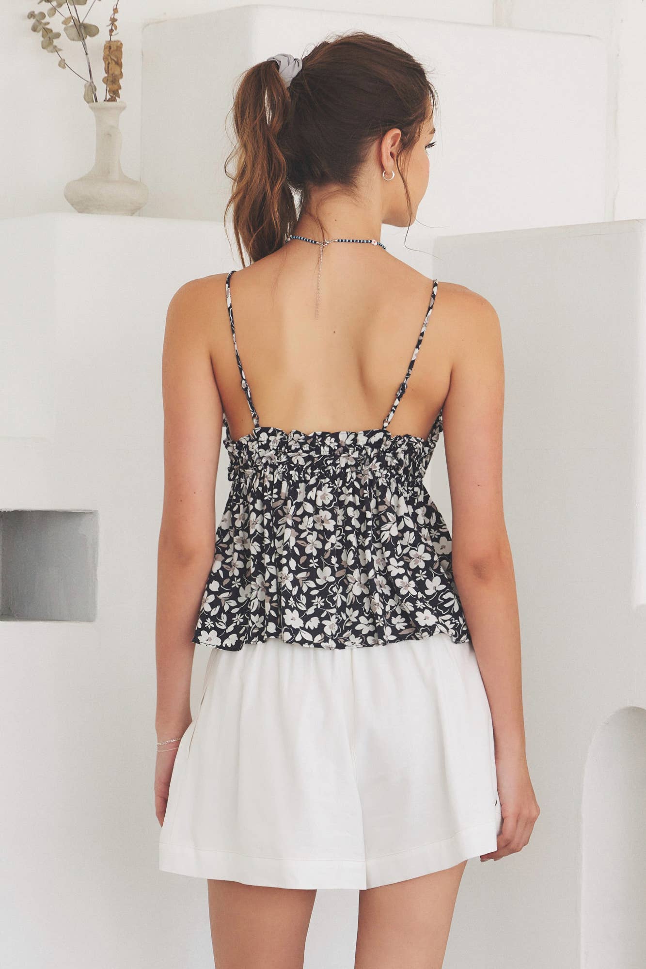 ELASTIC RUFFLE V NECK PRINTED CAMI TOP: GRAPHITE / S25340UGK