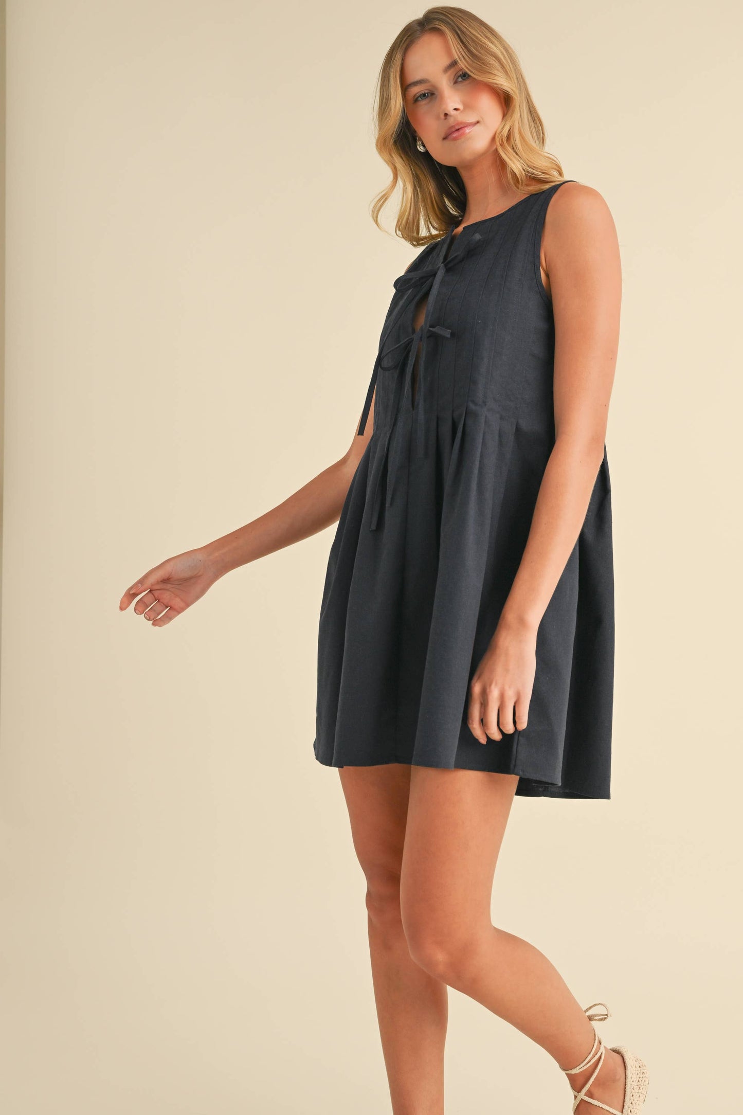 ID8996 LINEN PINTUCKED MINI DRESS WITH FRONT TIE DETAILS: NAVY