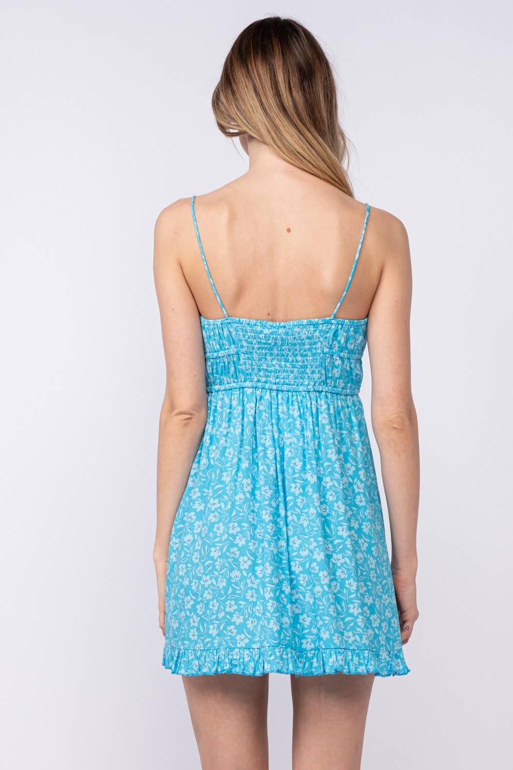 FRONT DOUBLE-TIE STRAP RUFFLE TRIM MINI DRESS: Green Fact / SM-D20405A