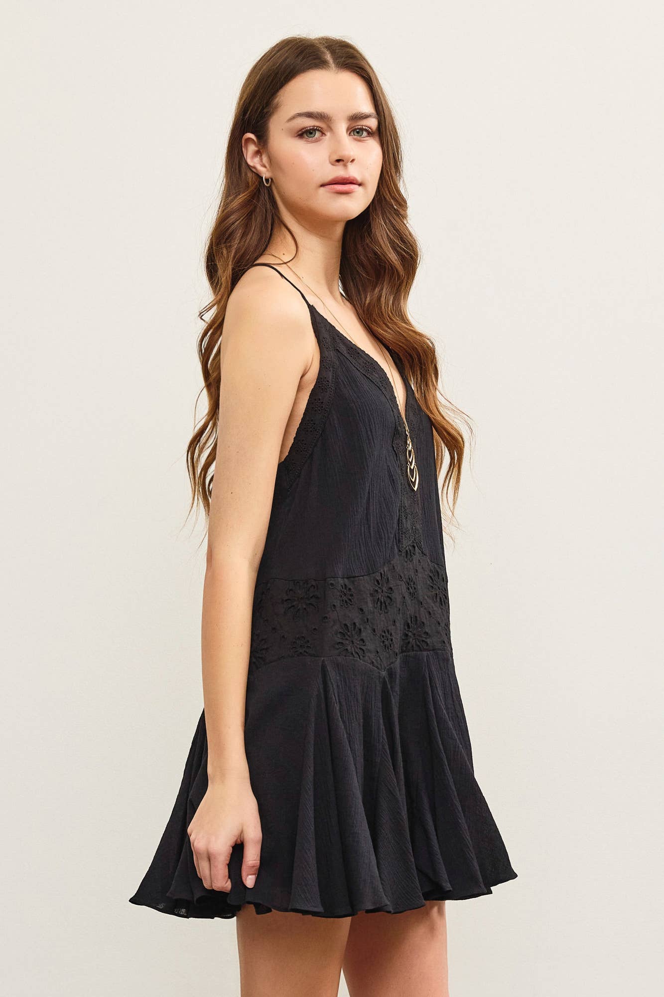 EYELET LACE V NECK OPEN PLEATS HEM CAMI DRESS: White / S22899