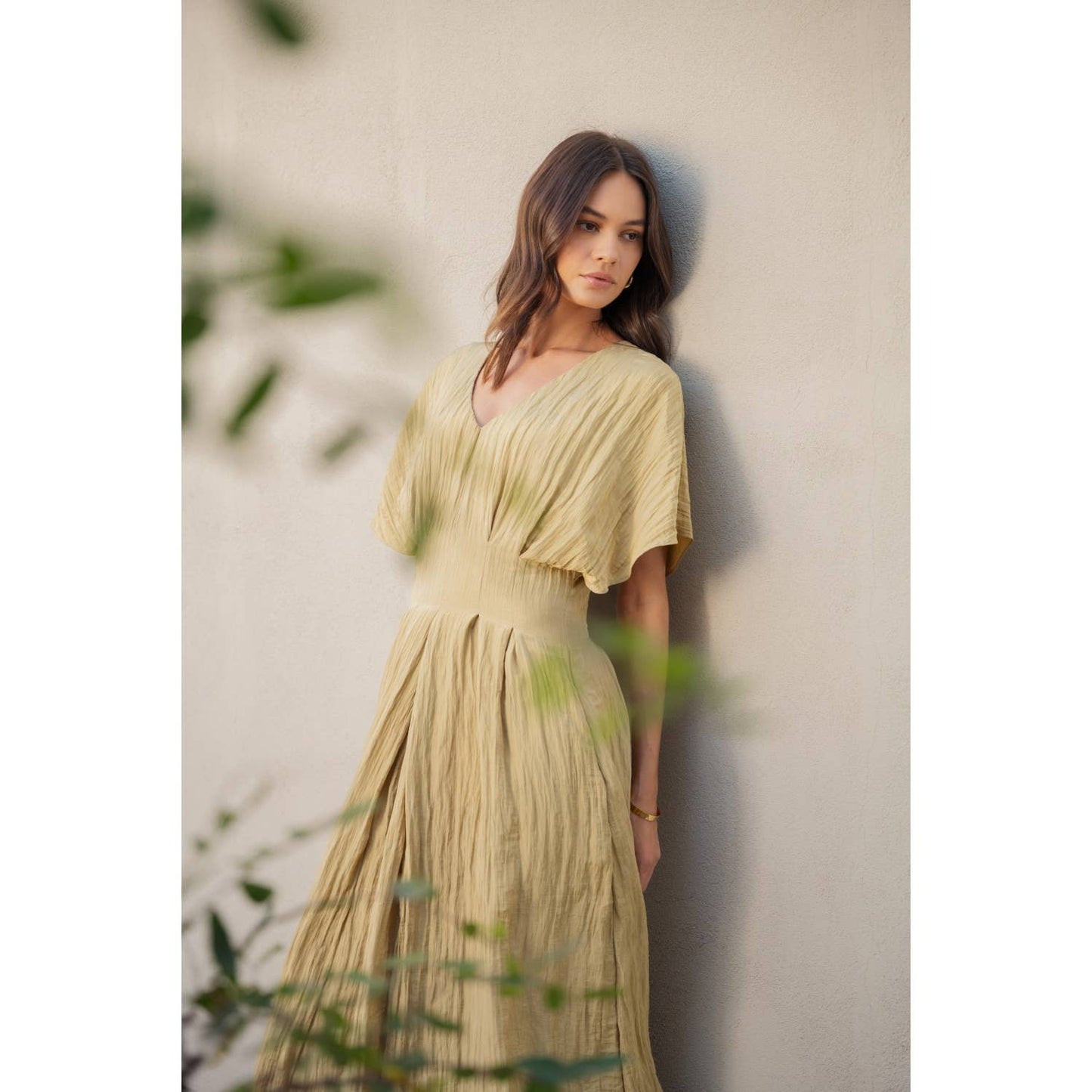 TEXTURE WOVEN V NECK PLEAT DETAIL MIDI DRESS: FAWN / FD67945_1
