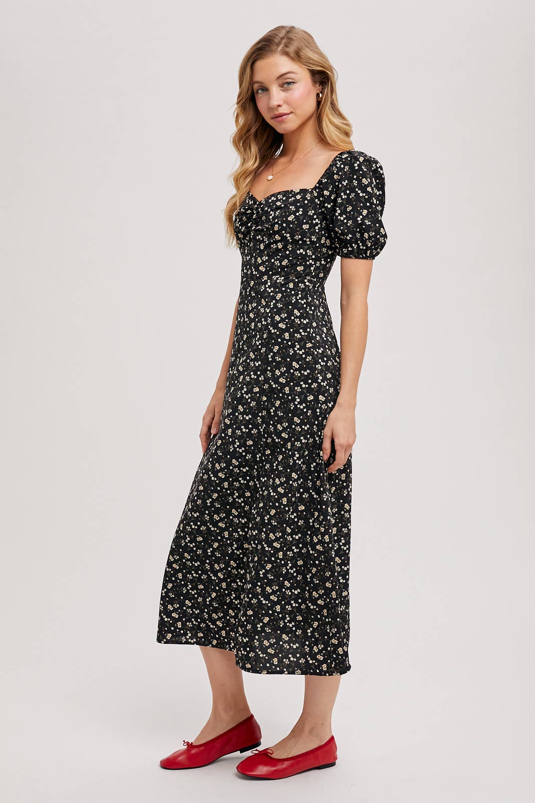 DITSY FLORAL PRINT SWEETHEART NECKLINE MIDI DRESS: Black / D02767