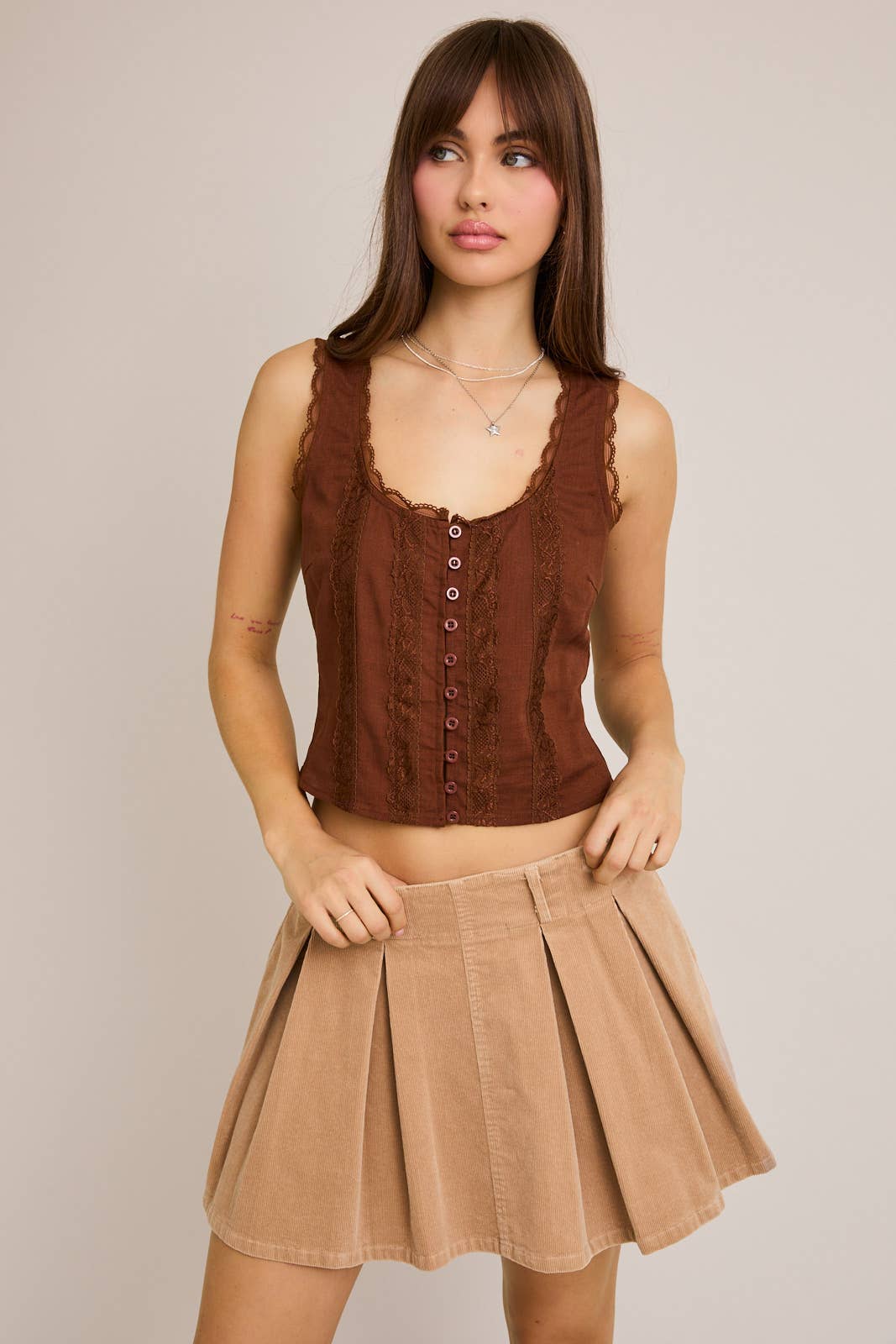 A SCOOP NECKLINE TOP WITH TRIM DETAIL: MOCHA / Pt6295