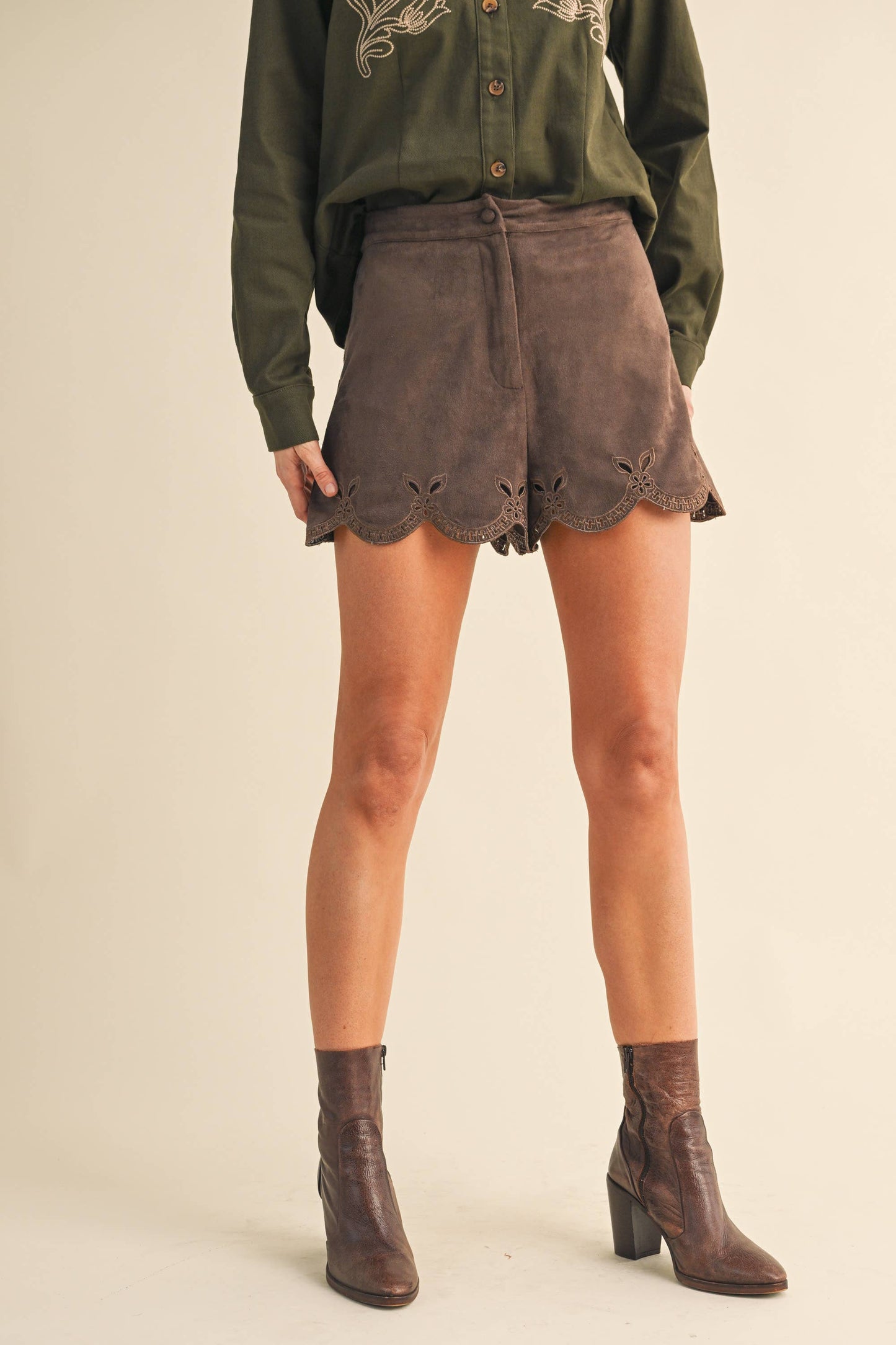 IP1396-A SUEDE EYELET SHORT PANTS: Camel
