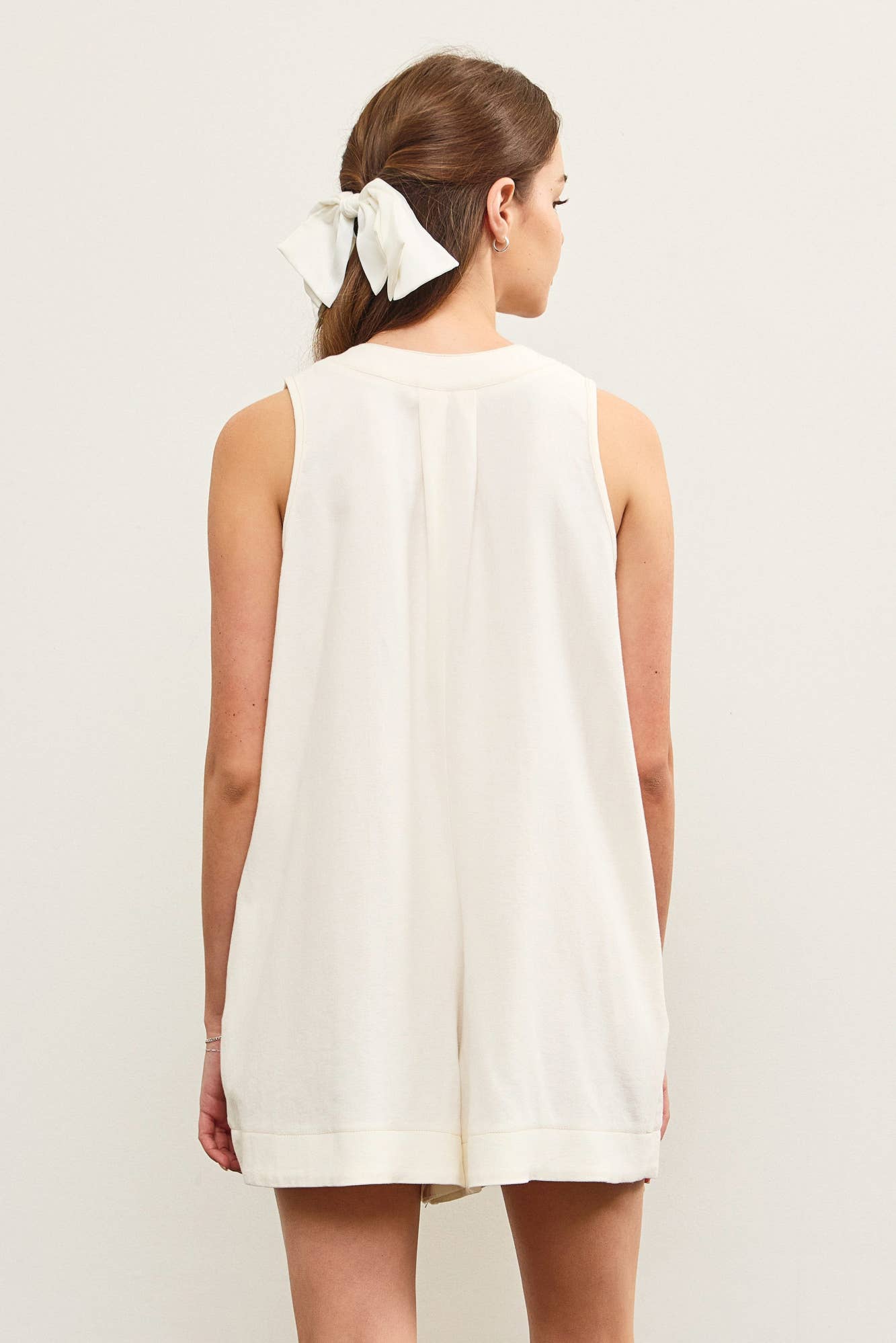 DEEP V NECK TIED FRONT PLEATED SLEEVELESS ROMPER: White / S24721
