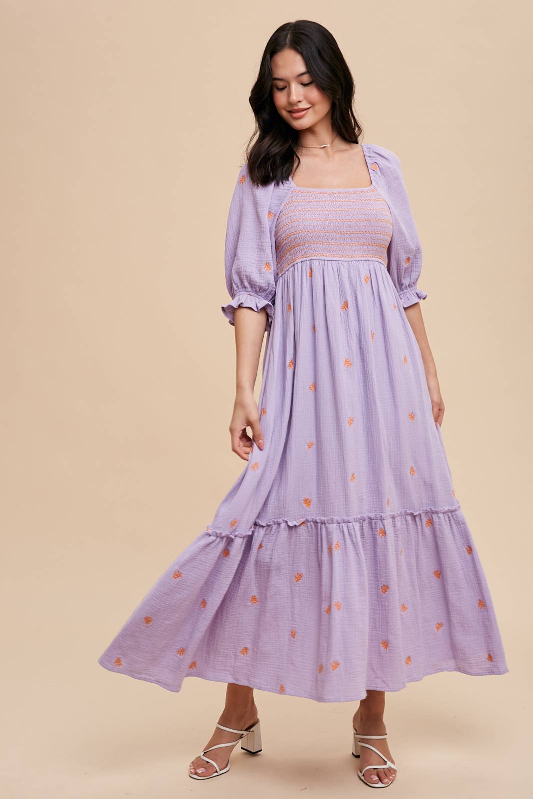 EMBROIDERED COTTON GAUZE SMOCKED DRESS: OFF WHITE / ILD5490