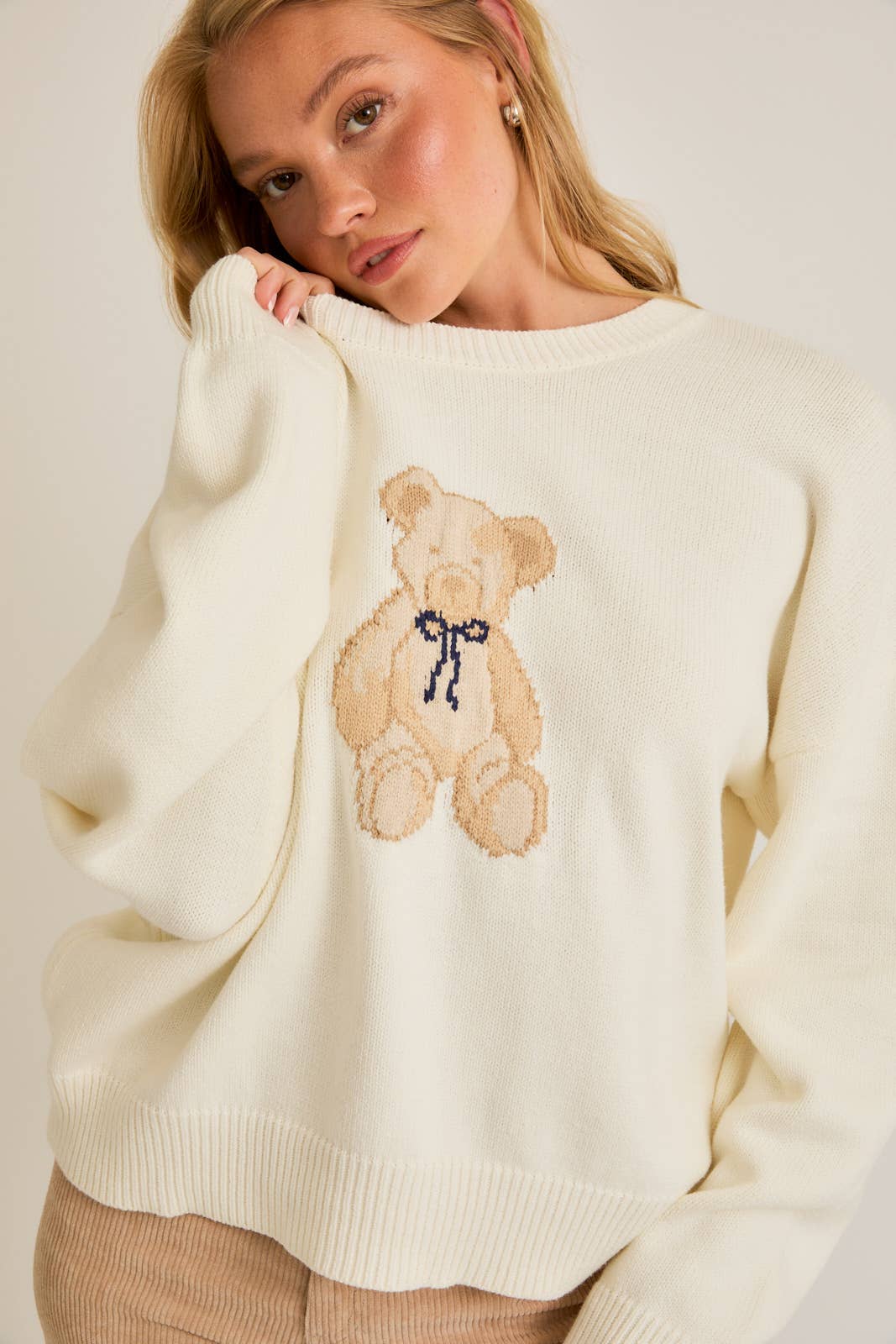 LONG SLEEVE CREW NECK TEDDY BEAR GRAPHIC SWEATER: White / IWT5160