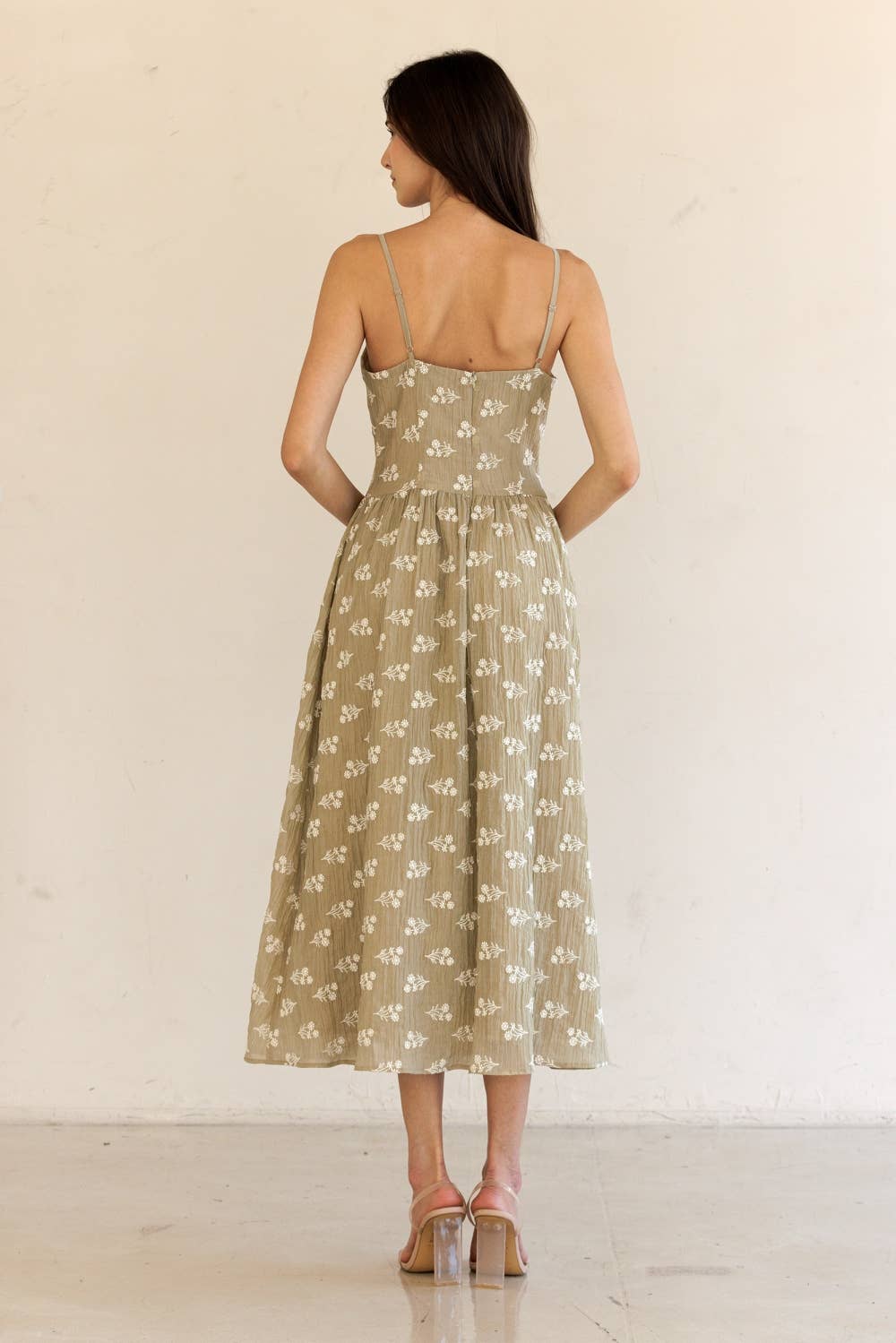 JD7742-FLORAL EMBROIDERED MIDI DRESS: TAUPE/IVORY