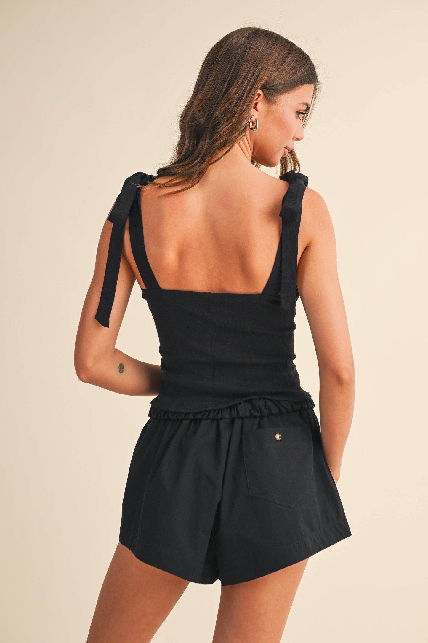 IT4219 STRETCHY LINEN BUTTON DOWN TIE STRAP TOP: Black