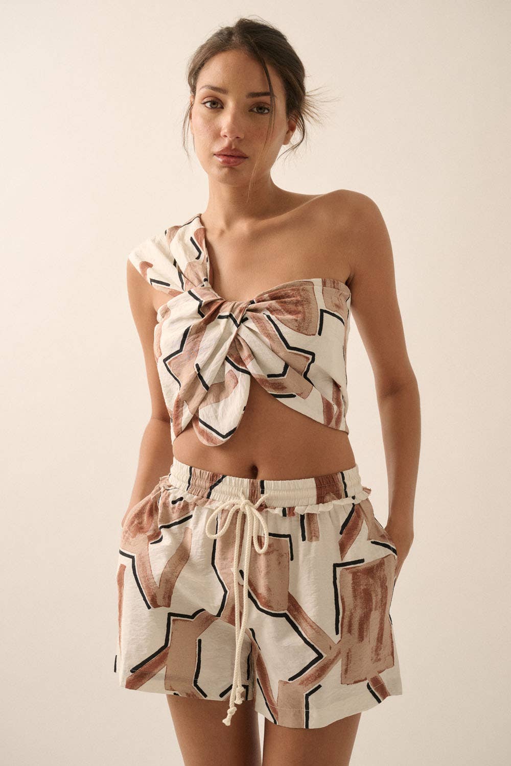 Abstract-Print Woven Drawstring Pocket Shorts: BLACK-CREAM / NPC2242C