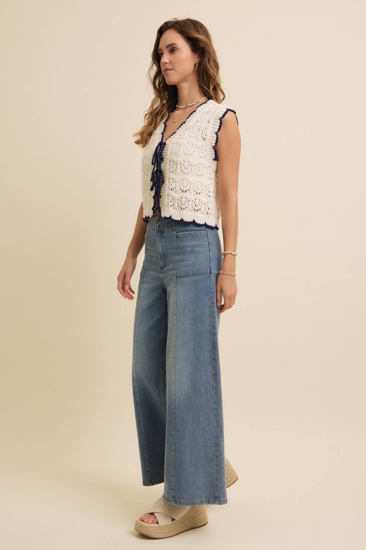CROCHET SWEATER VEST WITH SCALLOP AND BOW DETAILS: NATURAL/BLACK / 1719SW