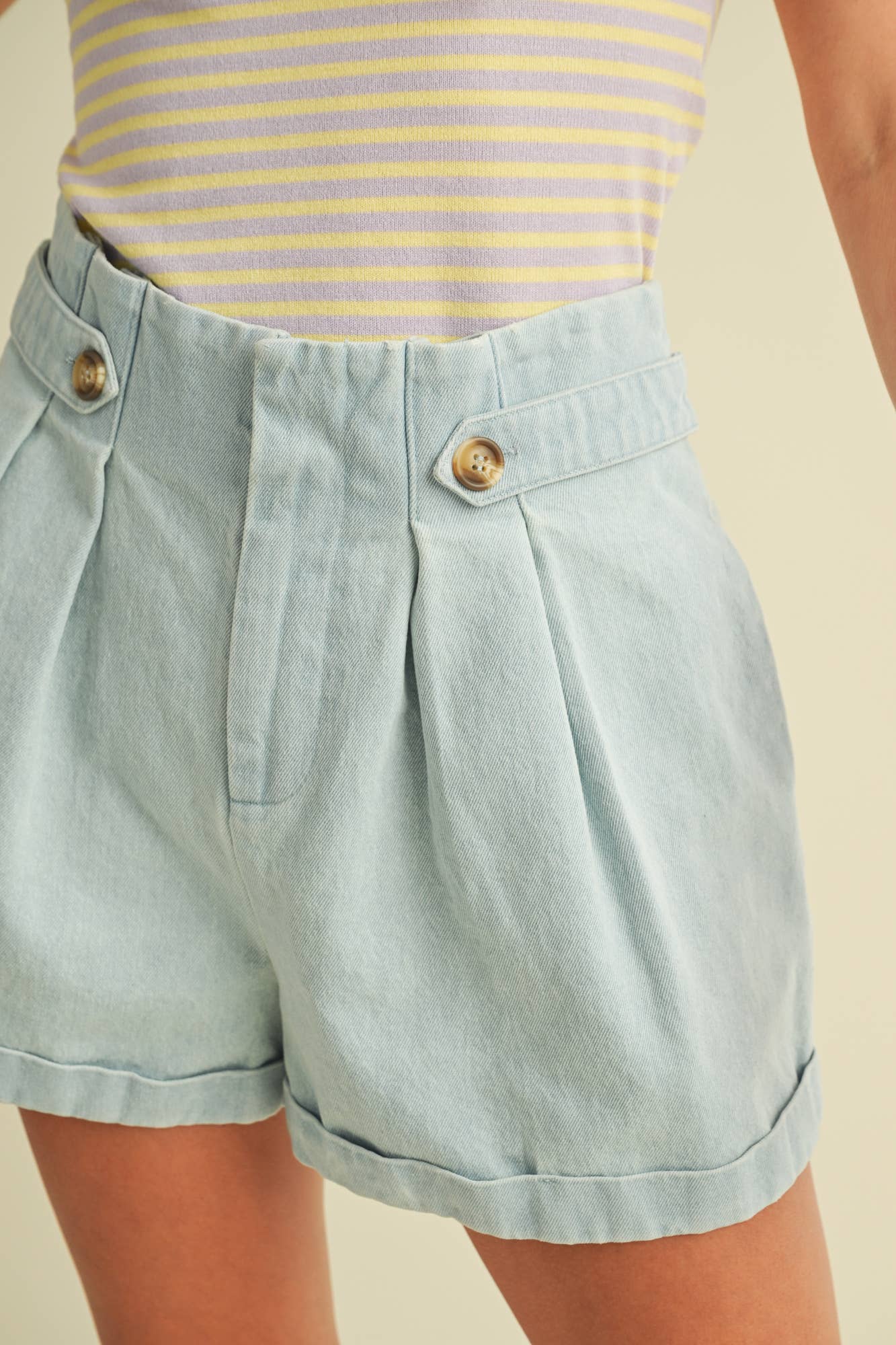 PLEATED DENIM SHORTS: LT.DENIM / DS0920
