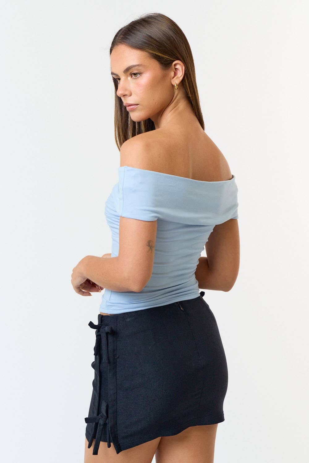 BT20176 TWIST-FRONT OFF SHOULDER CROP TOP : Off-White