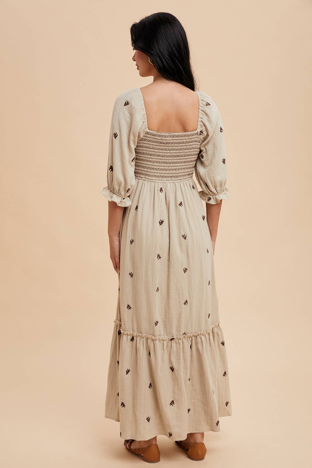 EMBROIDERED COTTON GAUZE SMOCKED DRESS: OFF WHITE / ILD5490
