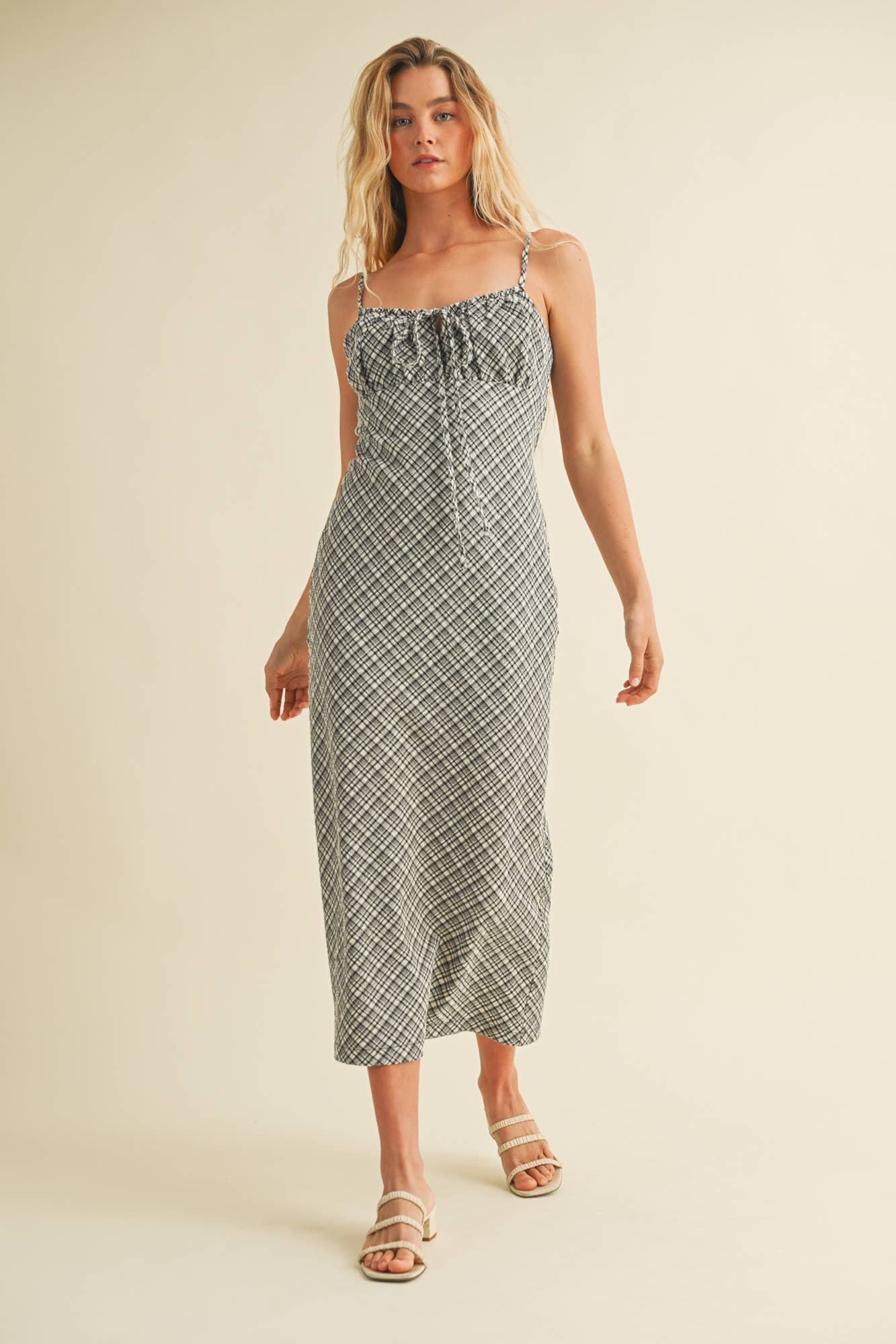 TEXTURED PLAID DRAWSTRING NECK MIDI DRESS: Black / S25182
