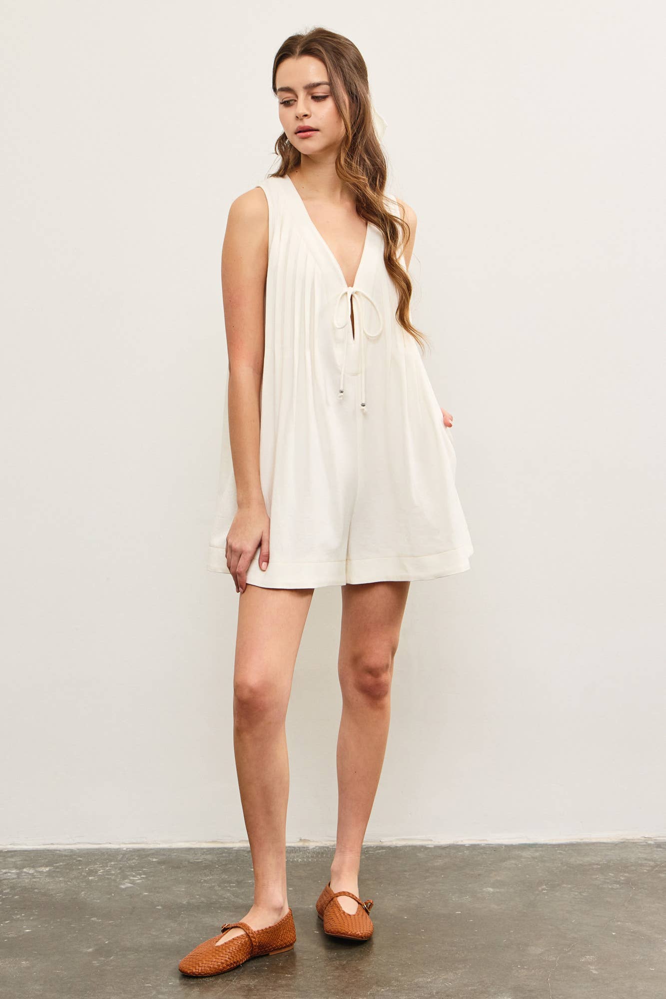 DEEP V NECK TIED FRONT PLEATED SLEEVELESS ROMPER: White / S24721