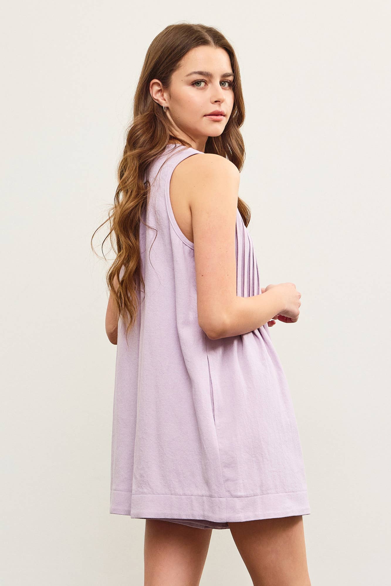 DEEP V NECK TIED FRONT PLEATED SLEEVELESS ROMPER: White / S24721