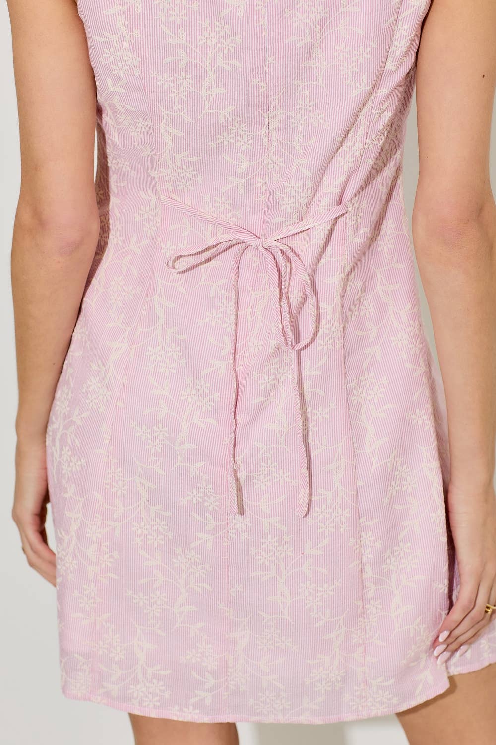 TEXTURED PRINTED FLORAL ROUND NECK MINI DRESS: BLUE/IVORY / BD6042