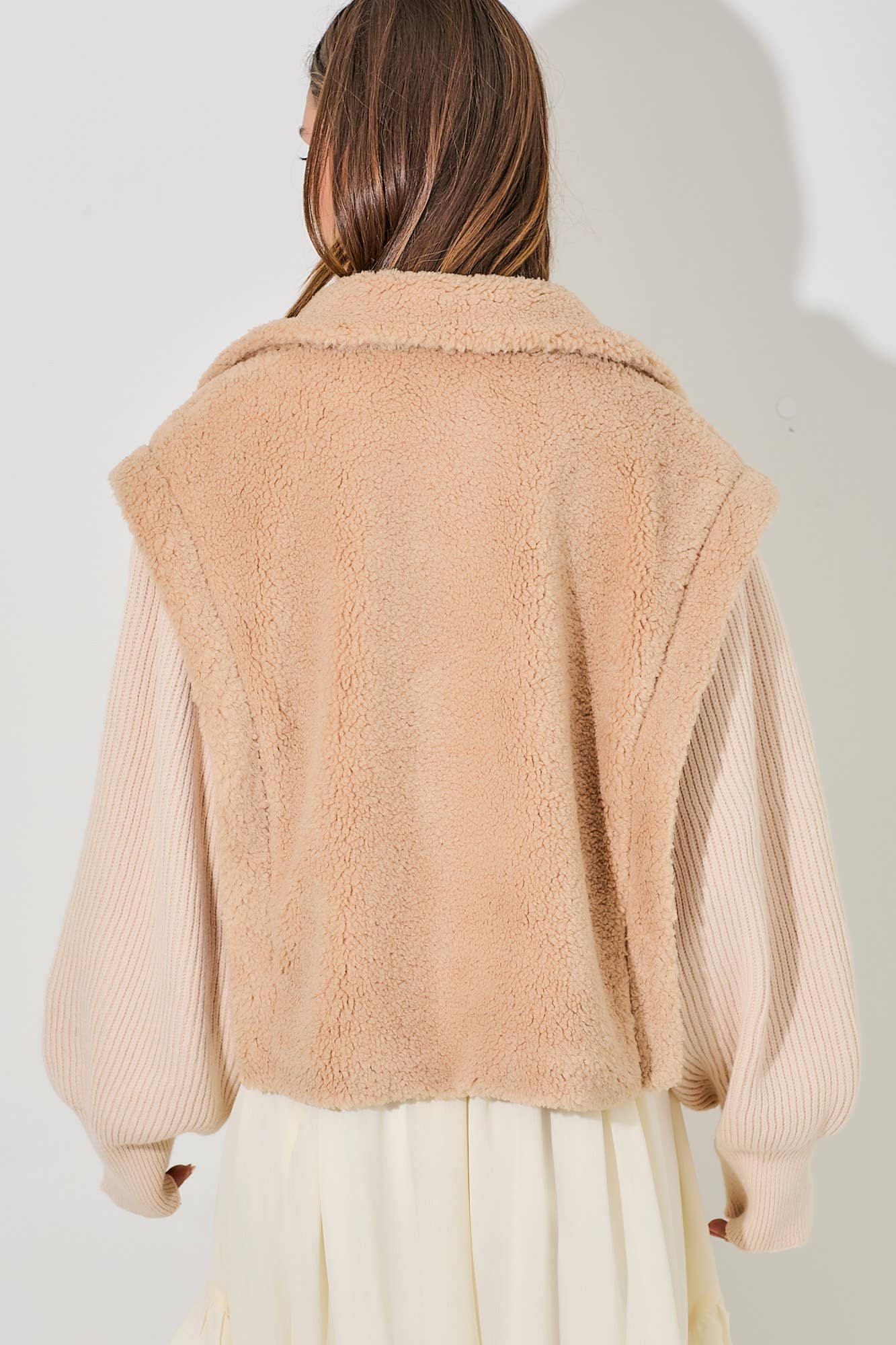 TWO MATERIAL FAUX FUR VEST JACKET: TAUPE / BJ1287
