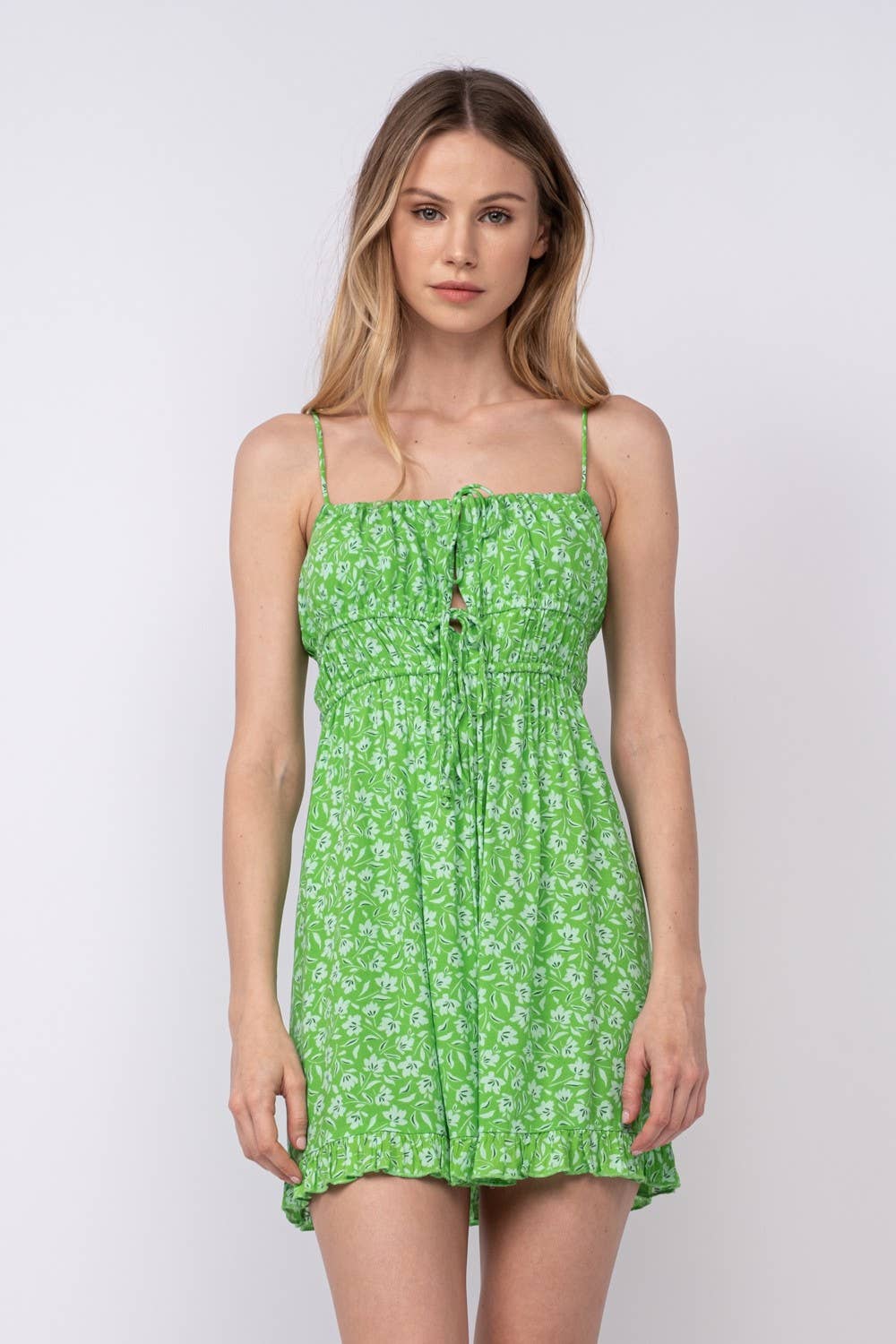 FRONT DOUBLE-TIE STRAP RUFFLE TRIM MINI DRESS: Green Fact / SM-D20405A