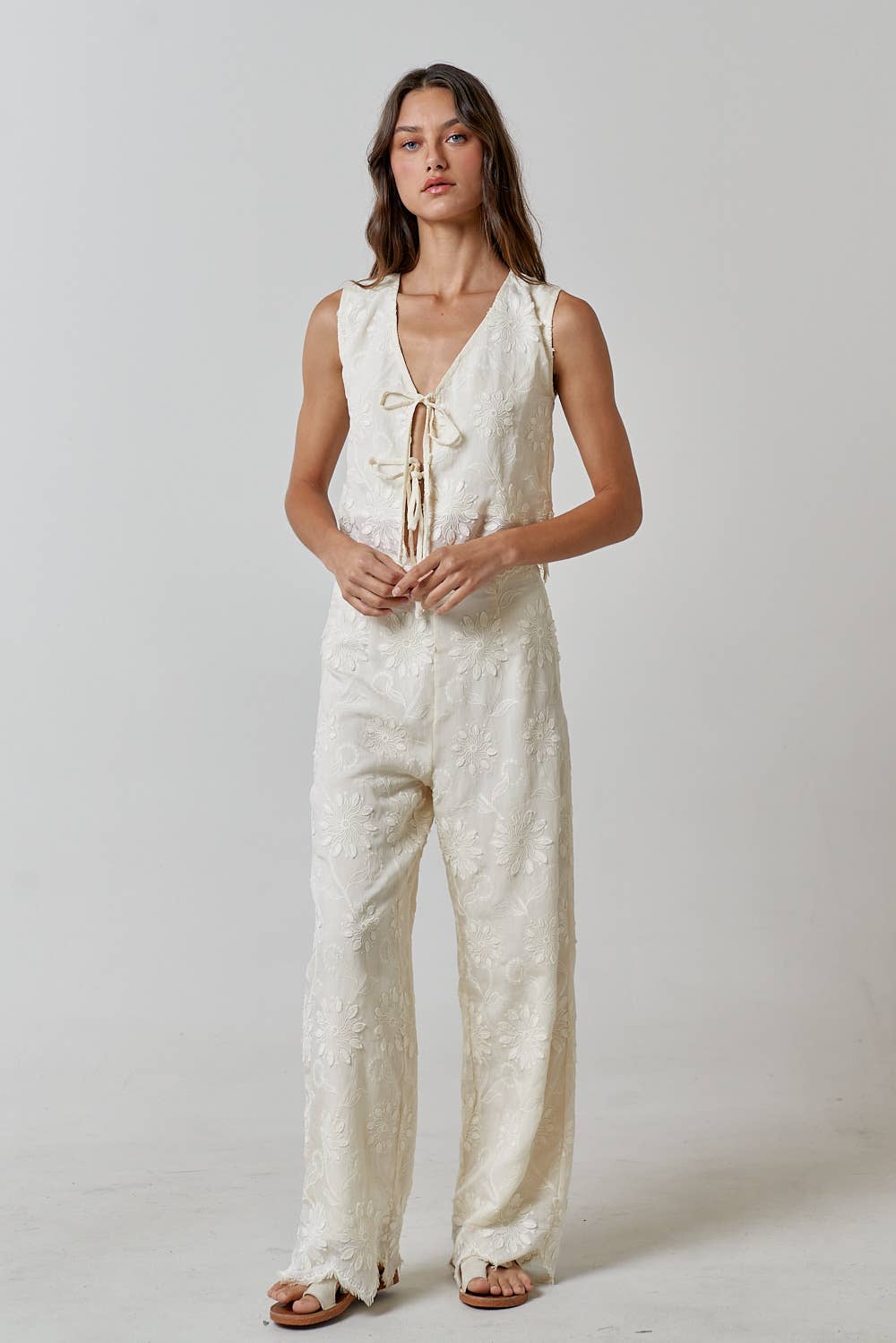 ILT3632 FLORAL EMBROIDERY FRONT TIE SLEEVELESS TOP: NATURAL