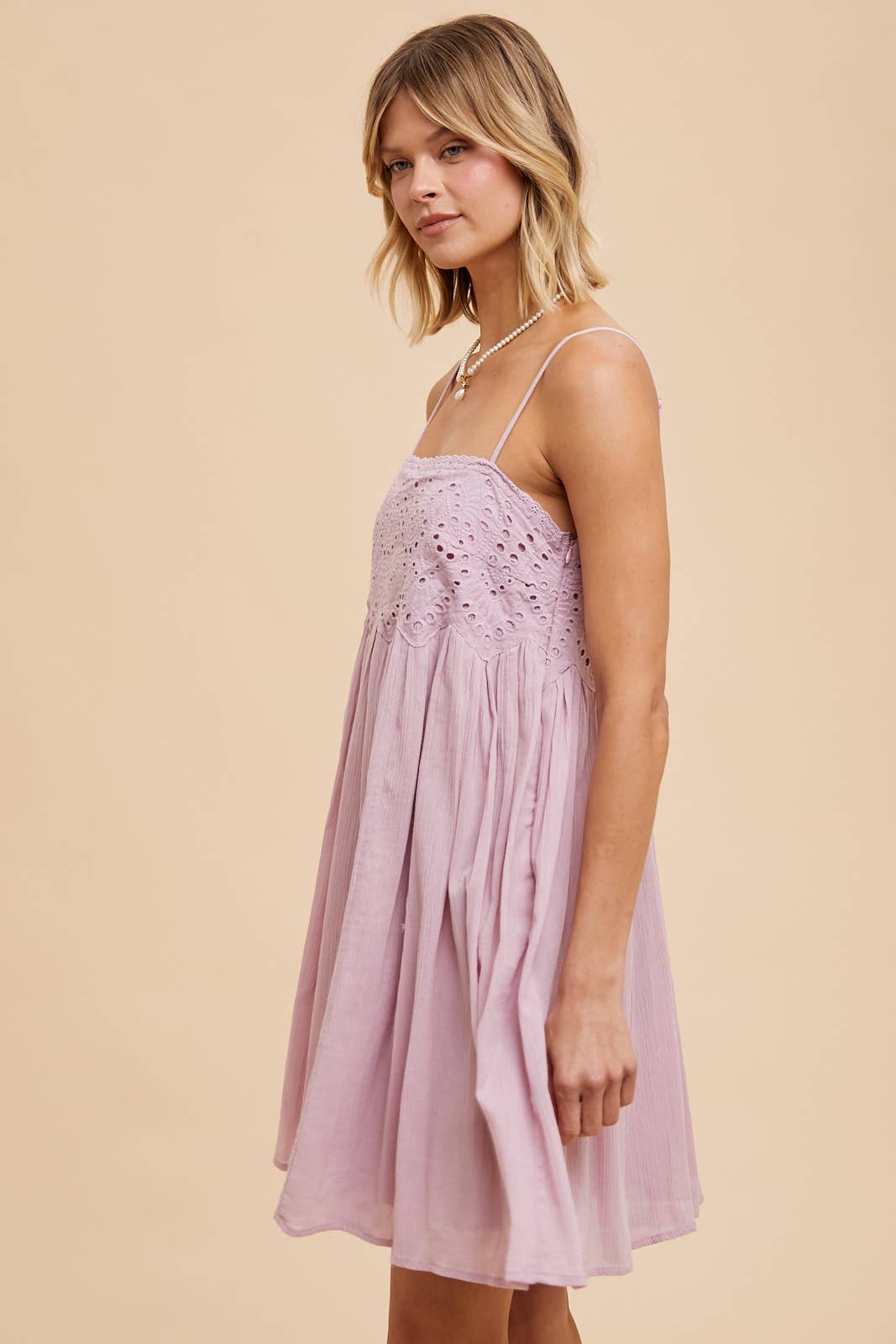 ILD5675 EYELET BABYDOLL MINI DRESS: OFF-WHITE