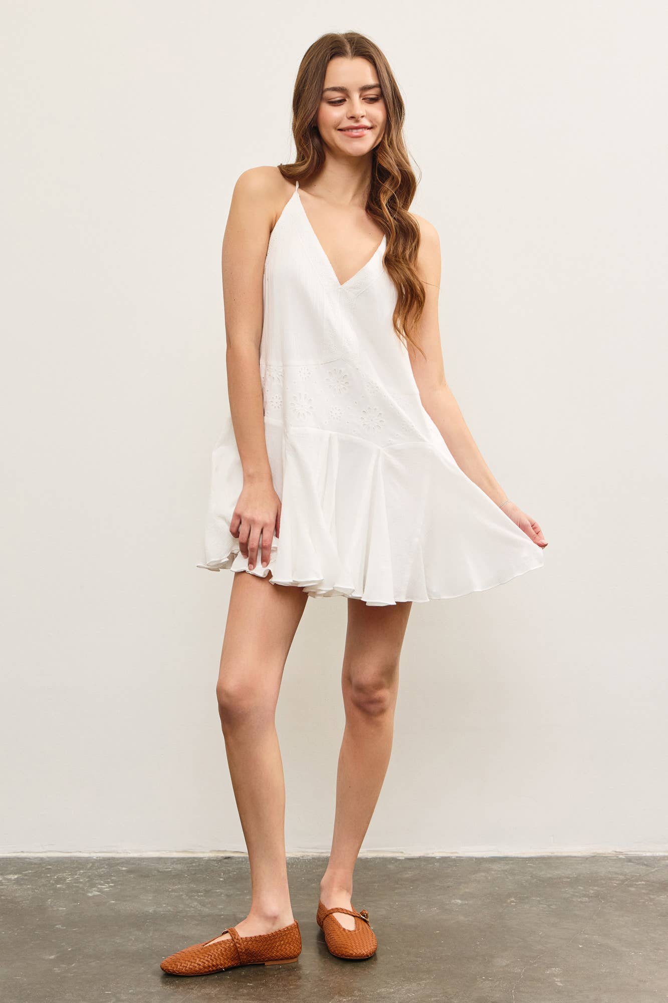 EYELET LACE V NECK OPEN PLEATS HEM CAMI DRESS: White / S22899