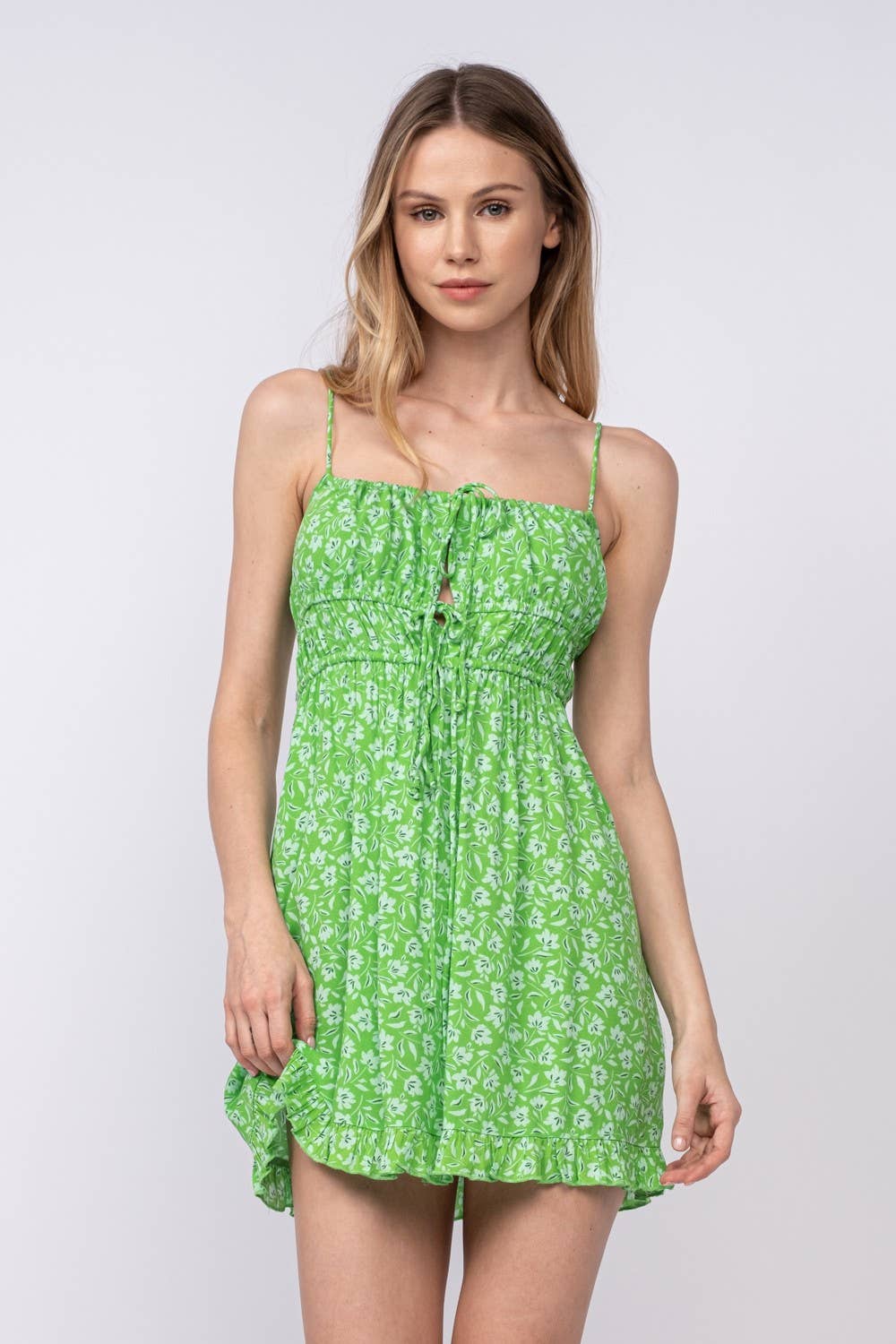 FRONT DOUBLE-TIE STRAP RUFFLE TRIM MINI DRESS: Green Fact / SM-D20405A