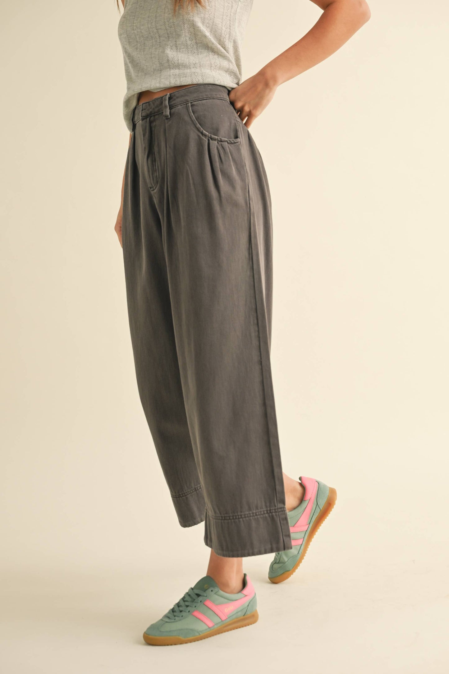 P4093 LOOSE FIT PLEATED WAIST COTTON PANTS: Beige