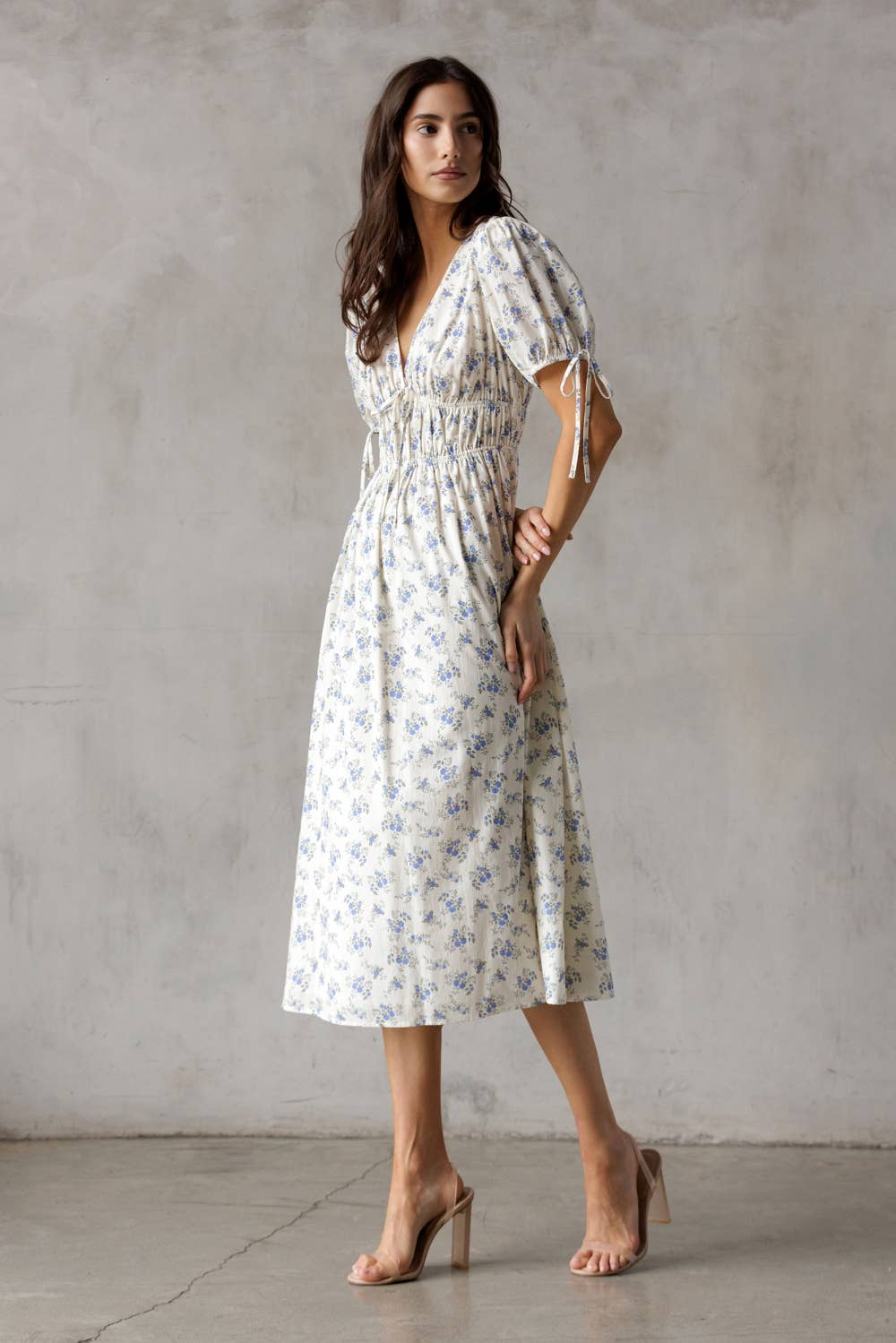 JD7575-IVORY BLUE FLORAL MIDI DRESS: IVORY/BLUE FL