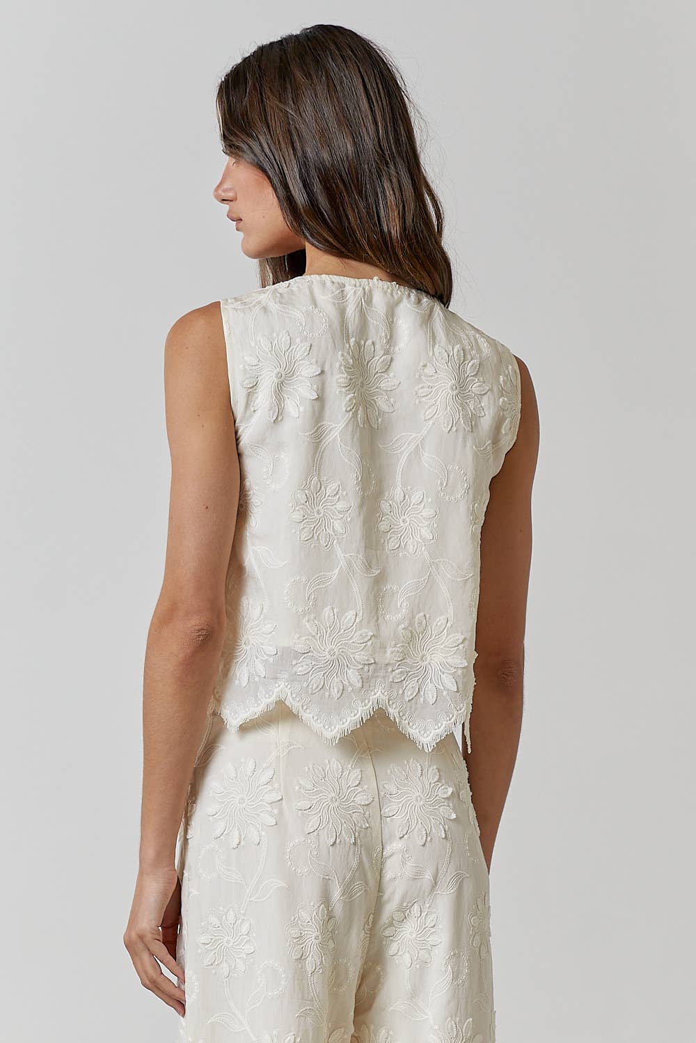 ILT3632 FLORAL EMBROIDERY FRONT TIE SLEEVELESS TOP: NATURAL