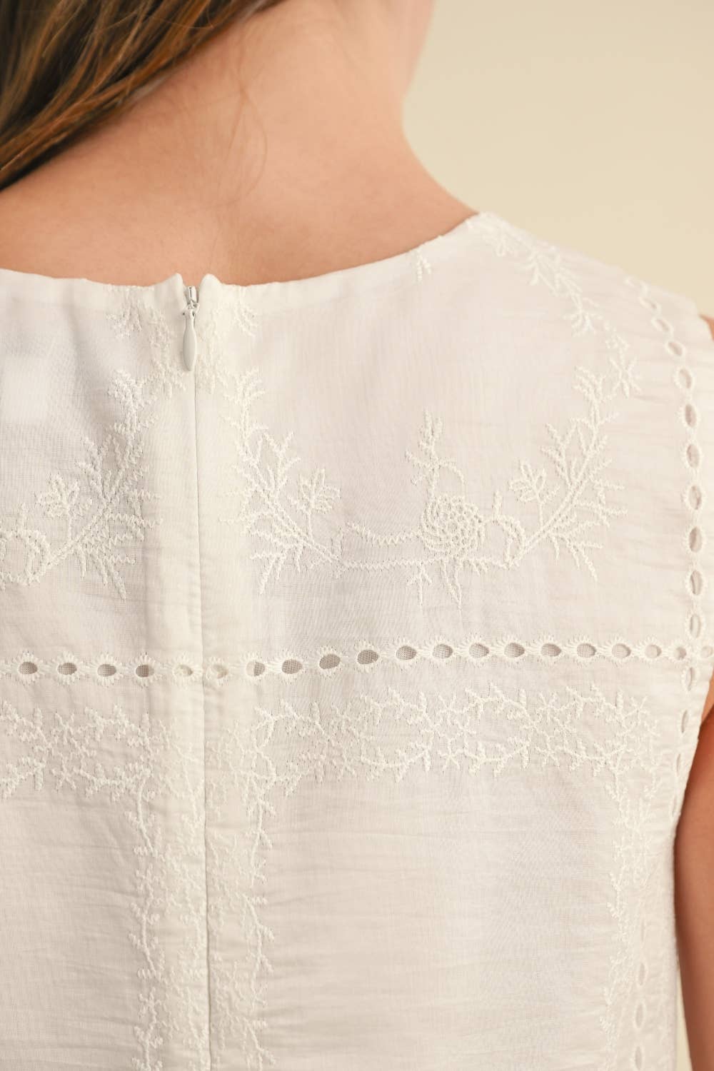 T4844ST EYELET DETAIL SLEEVELESS TOP: WHITE