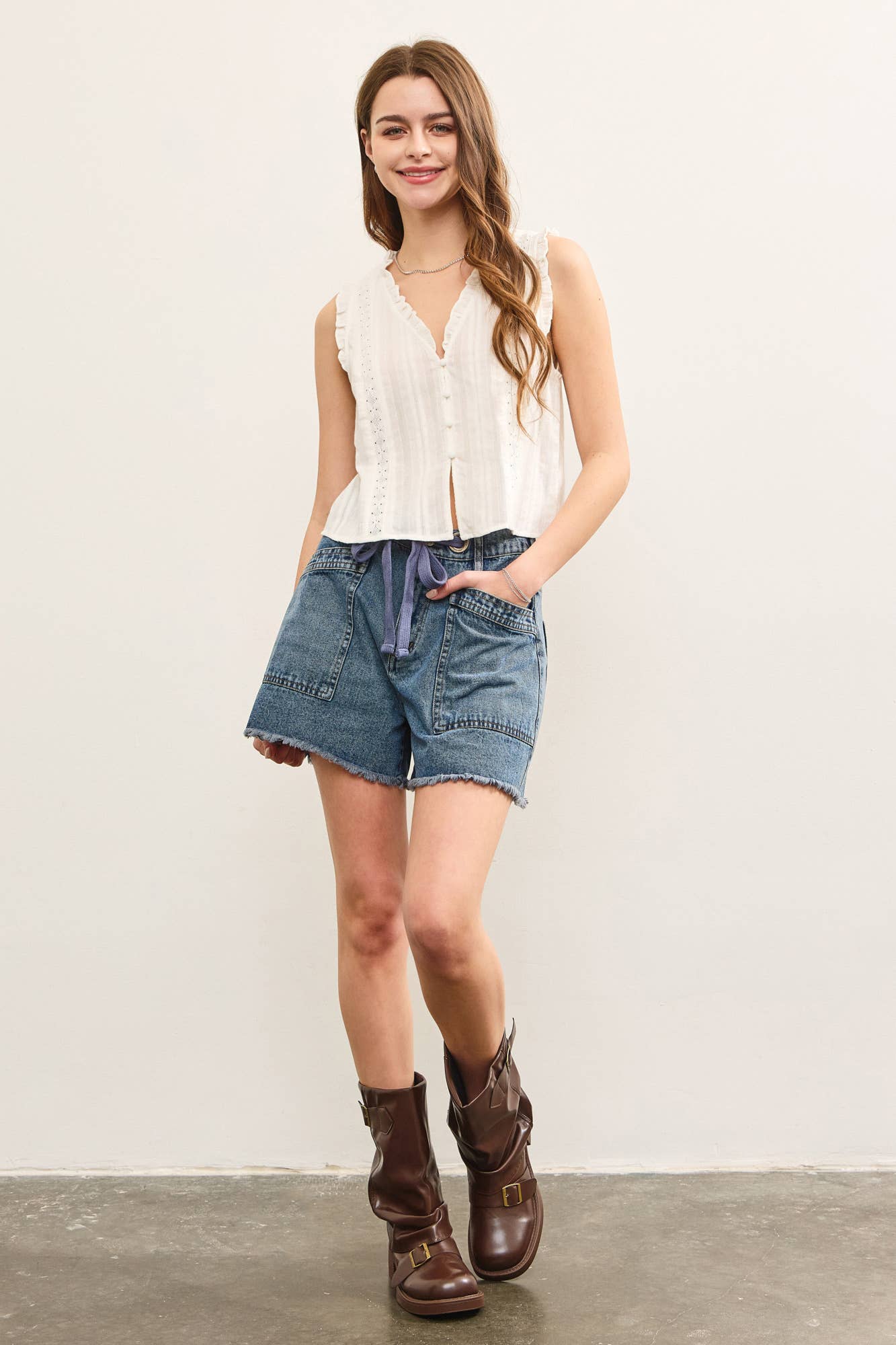 RUFFLED V NECK BUTTON CLOSURE TOP: White / S24759
