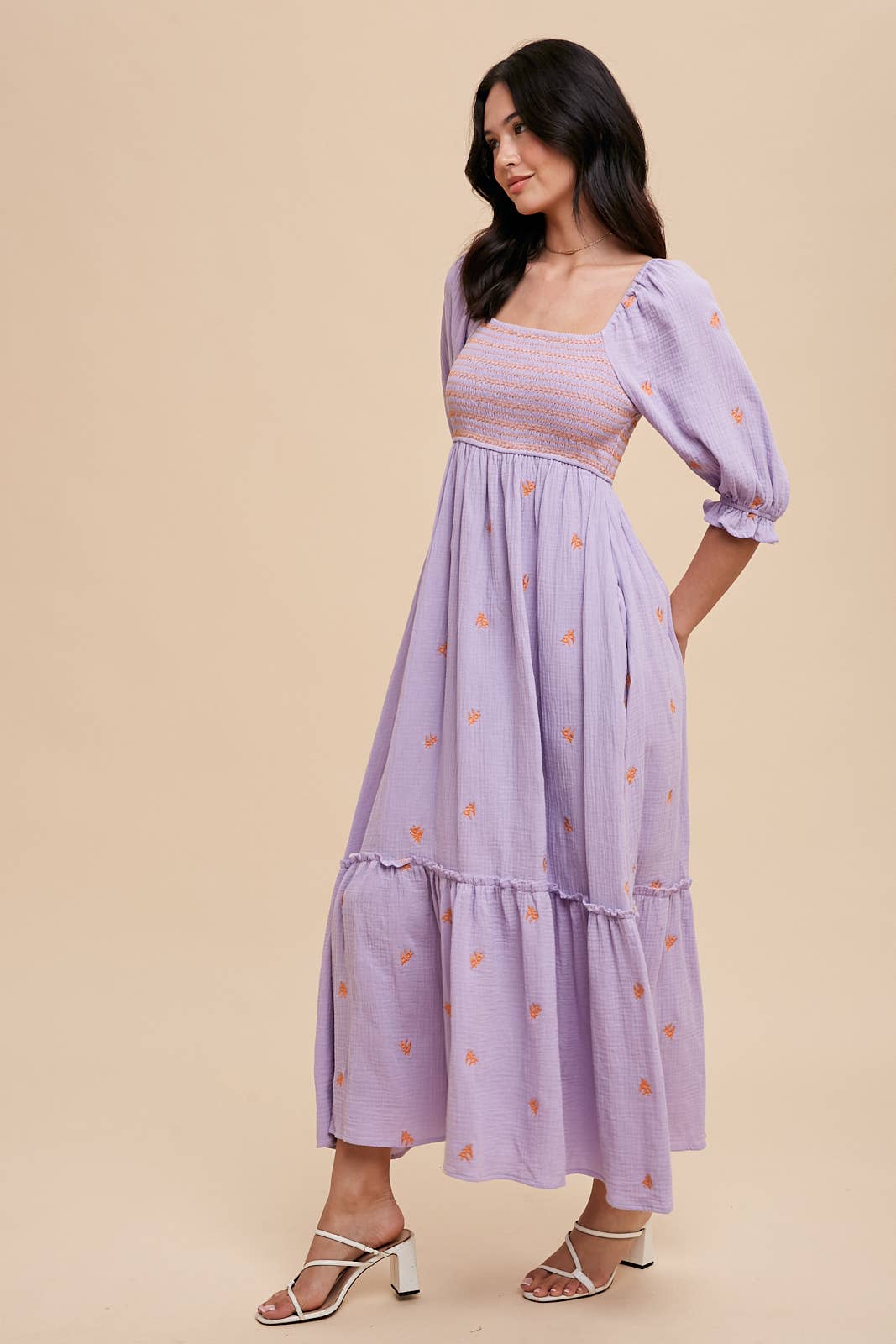 EMBROIDERED COTTON GAUZE SMOCKED DRESS: OFF WHITE / ILD5490
