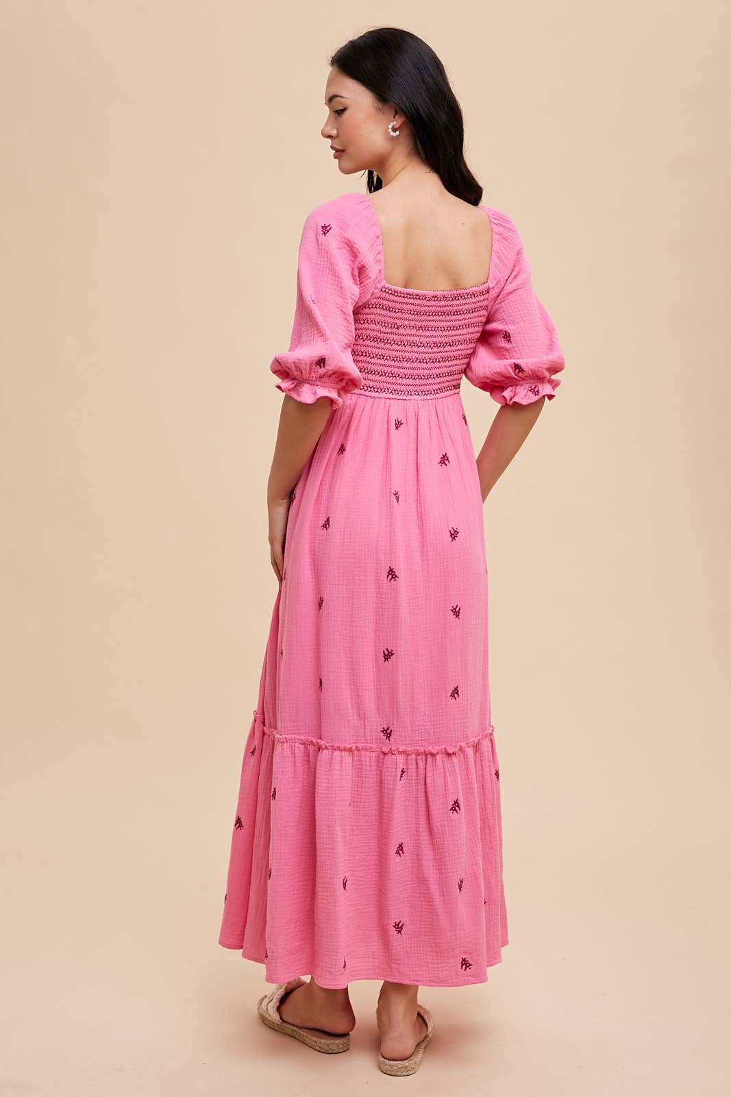 EMBROIDERED COTTON GAUZE SMOCKED DRESS: OFF WHITE / ILD5490