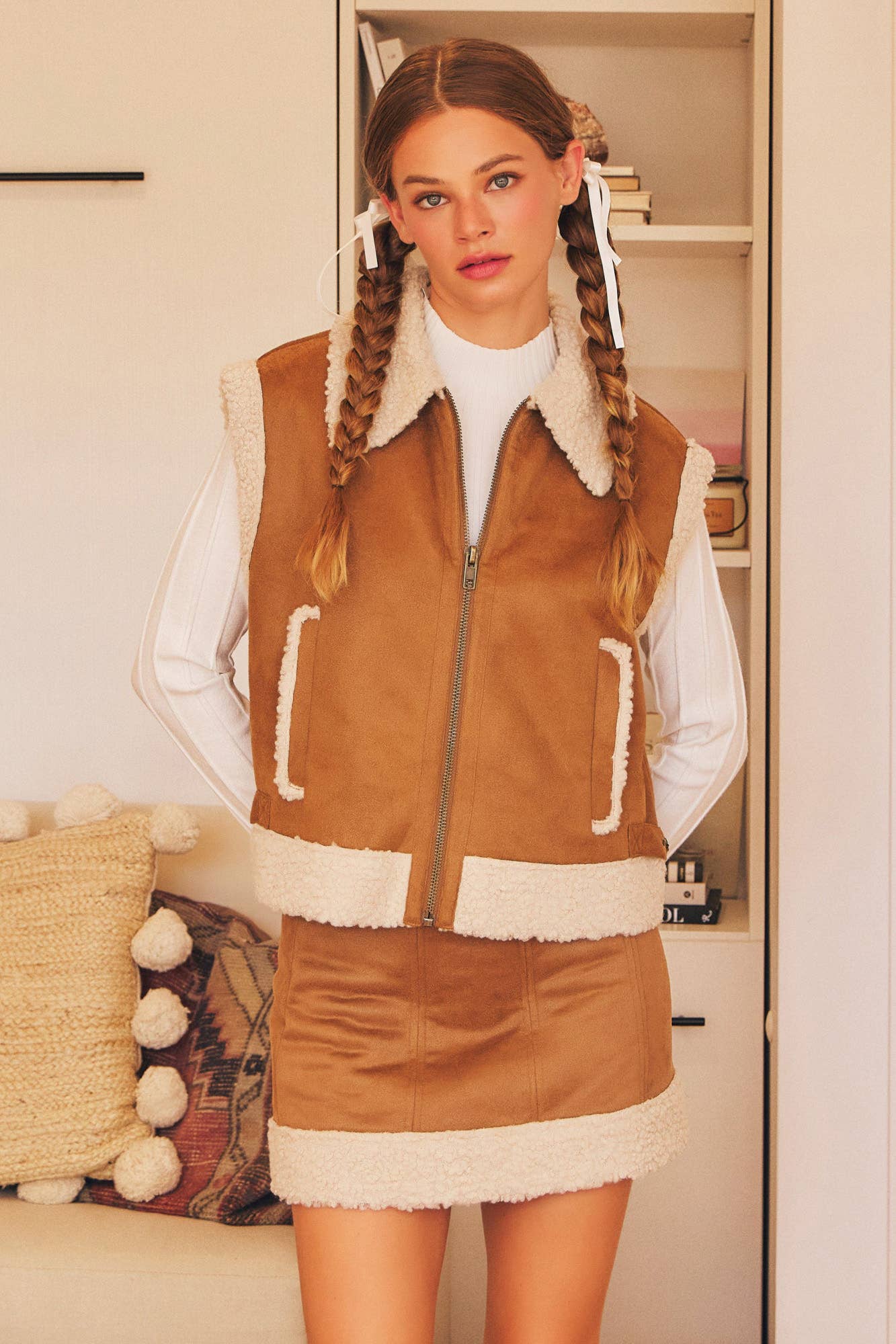 SIDE BUCKLE DETAILED SHEARING MUSTANG VEST: HICKORY BROWN / S23973