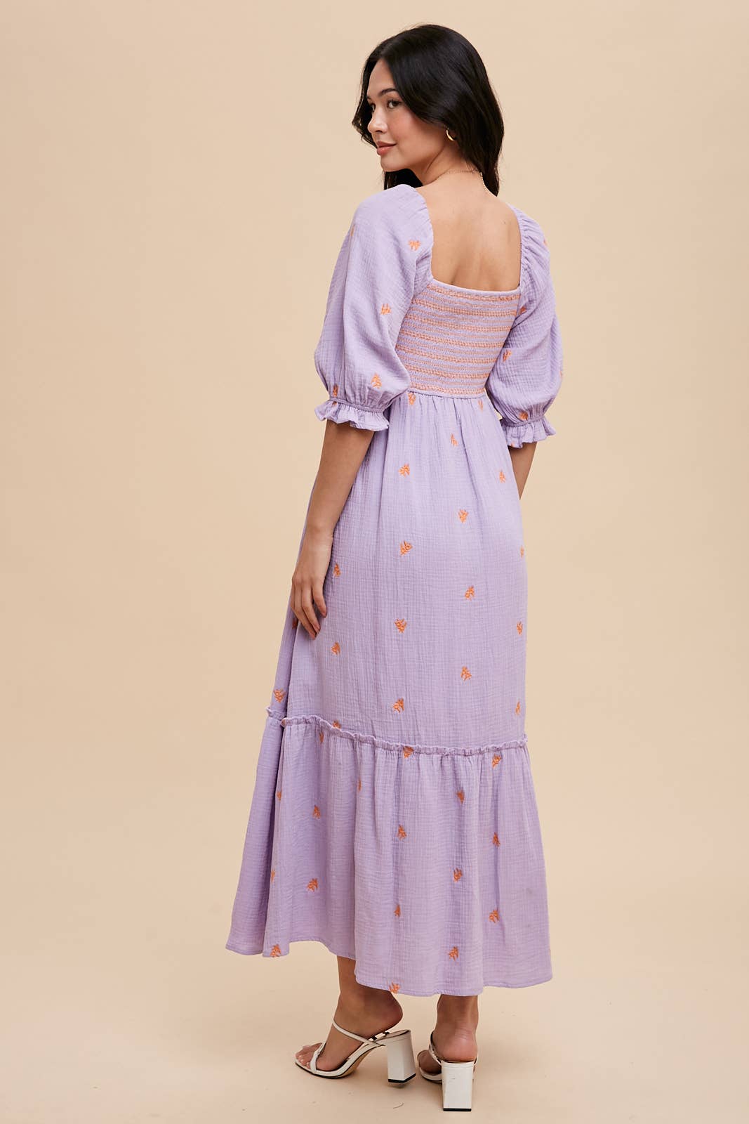 EMBROIDERED COTTON GAUZE SMOCKED DRESS: OFF WHITE / ILD5490