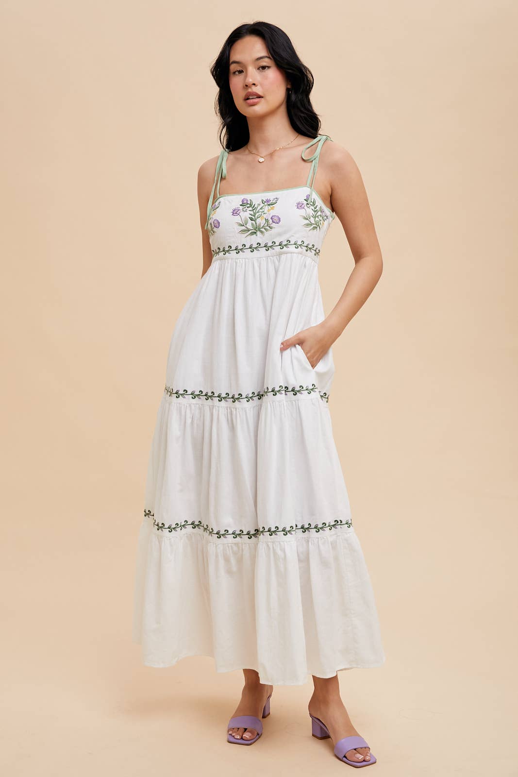 EMBROIDERED TIERED MAXI DRESS: Off-White / ILD6175