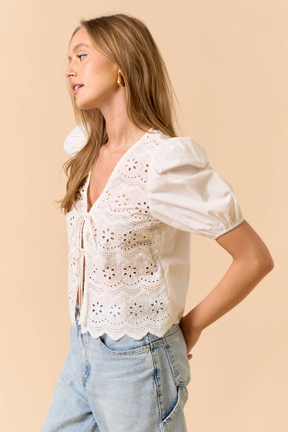 ILT5917 PUFF SLEEVE EYELET TOP: Off-White