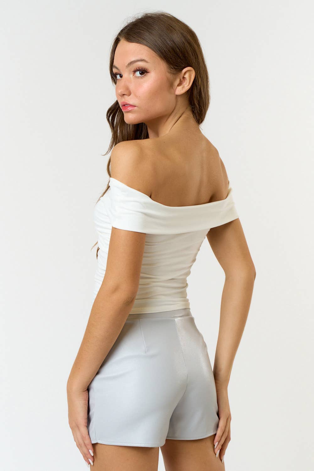 BT20176 TWIST-FRONT OFF SHOULDER CROP TOP : Off-White
