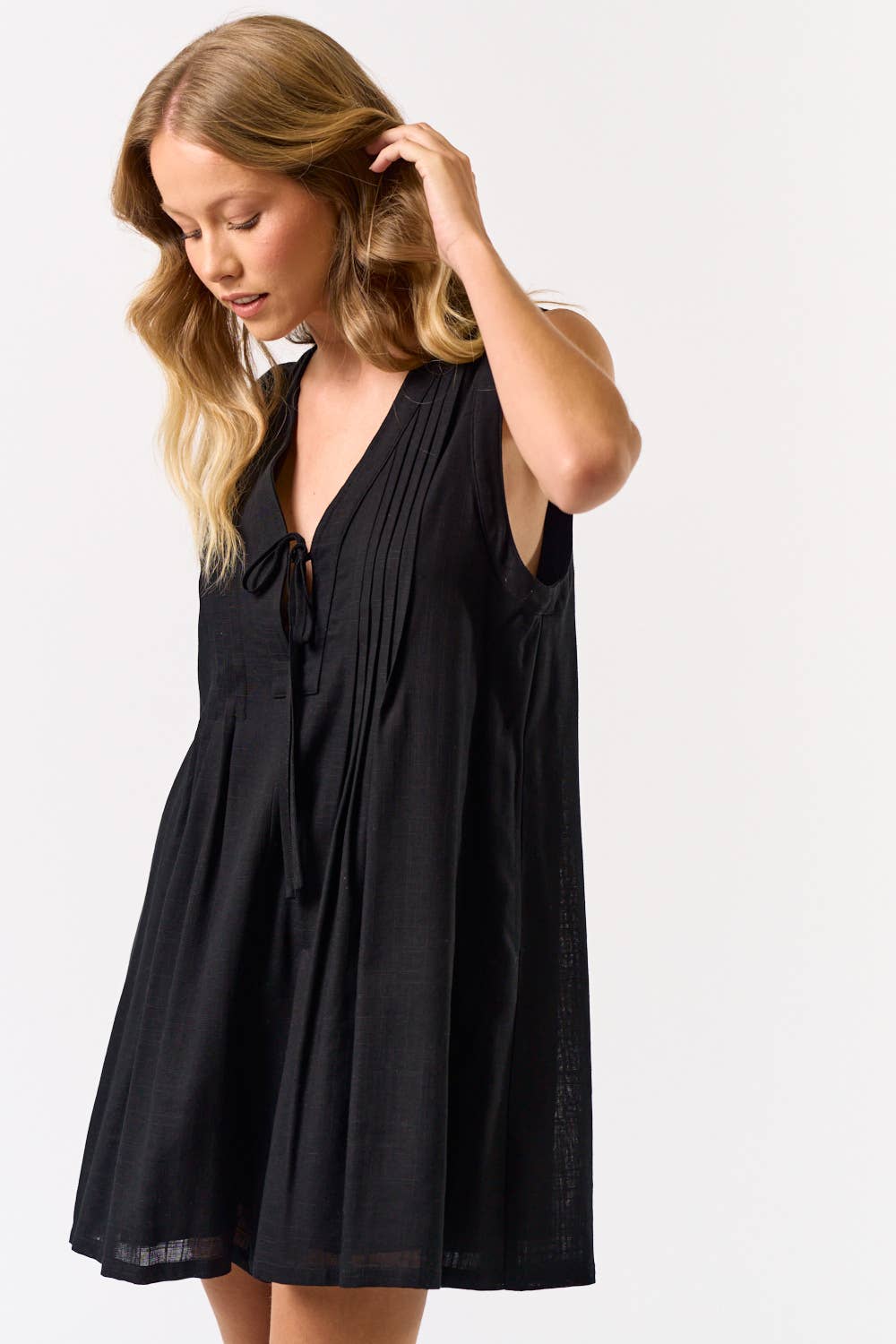 ILR5040 V-NECK FRONT TIE SLEEVELESS ROMPER: OFF WHITE / MEDIUM
