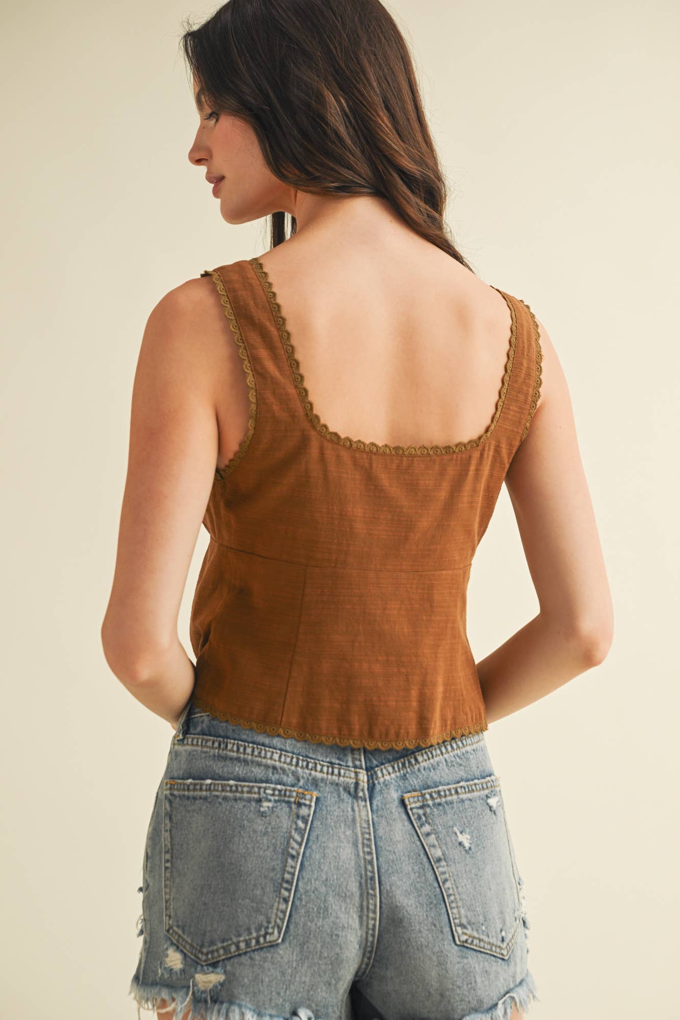 SCALLOP TRIM EDGE TIE FRONT SLEEVELESS TOP: GINGER / S24275