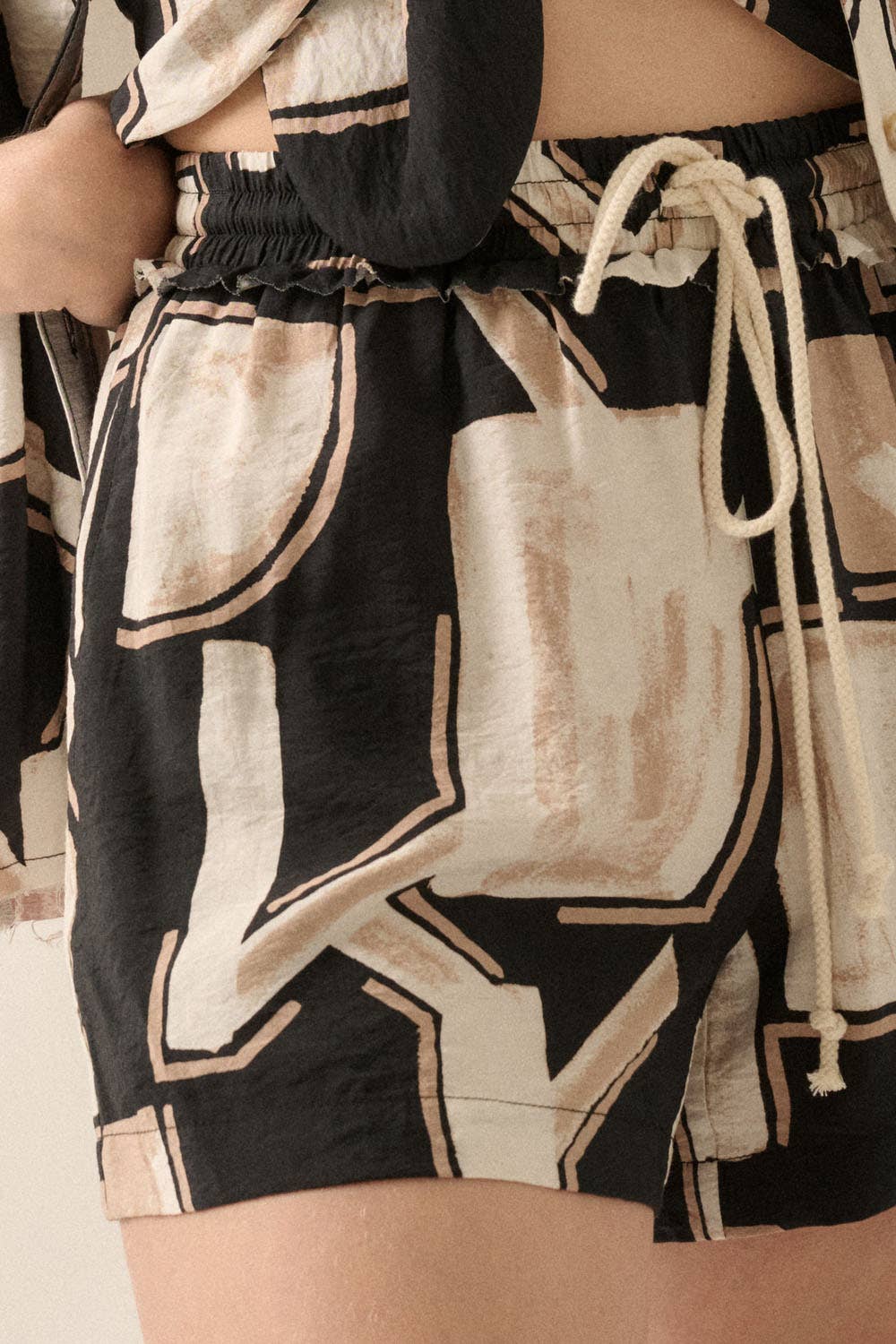 Abstract-Print Woven Drawstring Pocket Shorts: BLACK-CREAM / NPC2242C