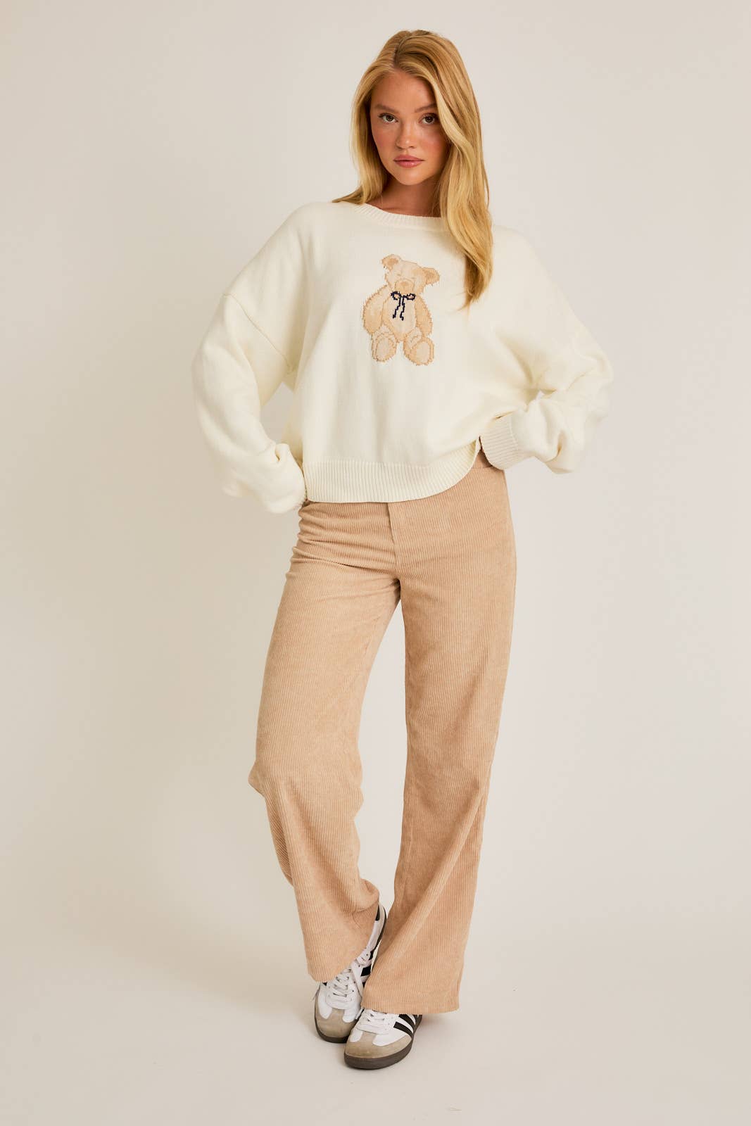 LONG SLEEVE CREW NECK TEDDY BEAR GRAPHIC SWEATER: White / IWT5160