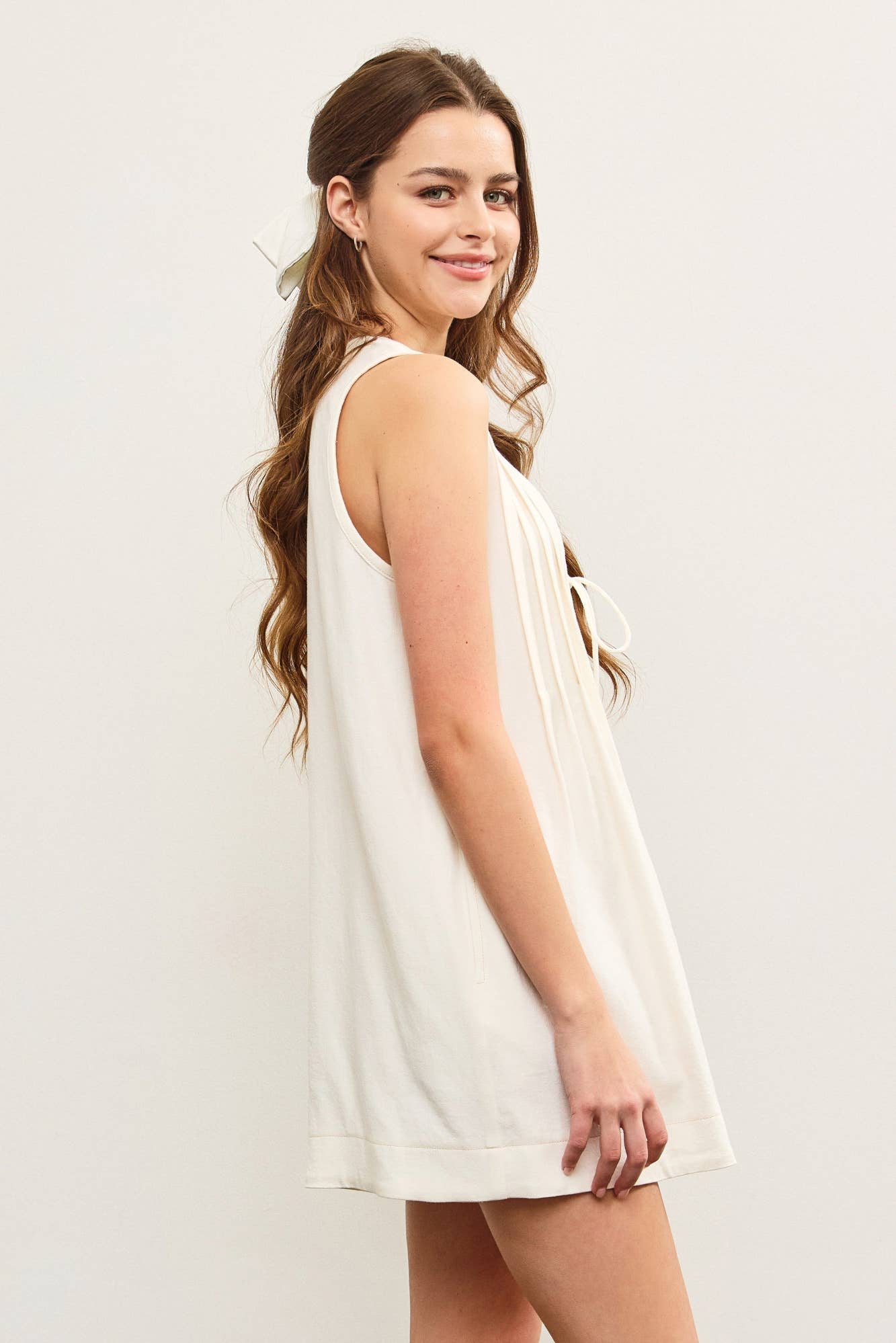 DEEP V NECK TIED FRONT PLEATED SLEEVELESS ROMPER: White / S24721