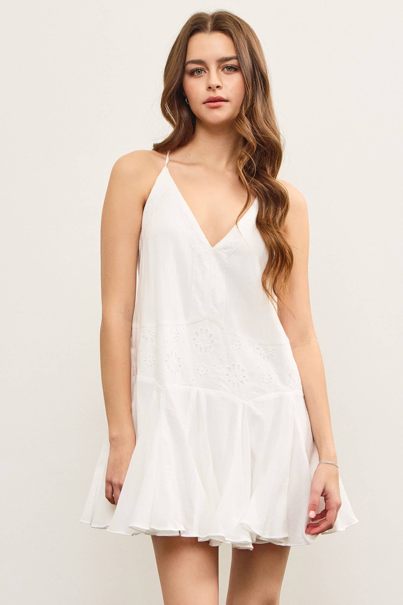 EYELET LACE V NECK OPEN PLEATS HEM CAMI DRESS: White / S22899