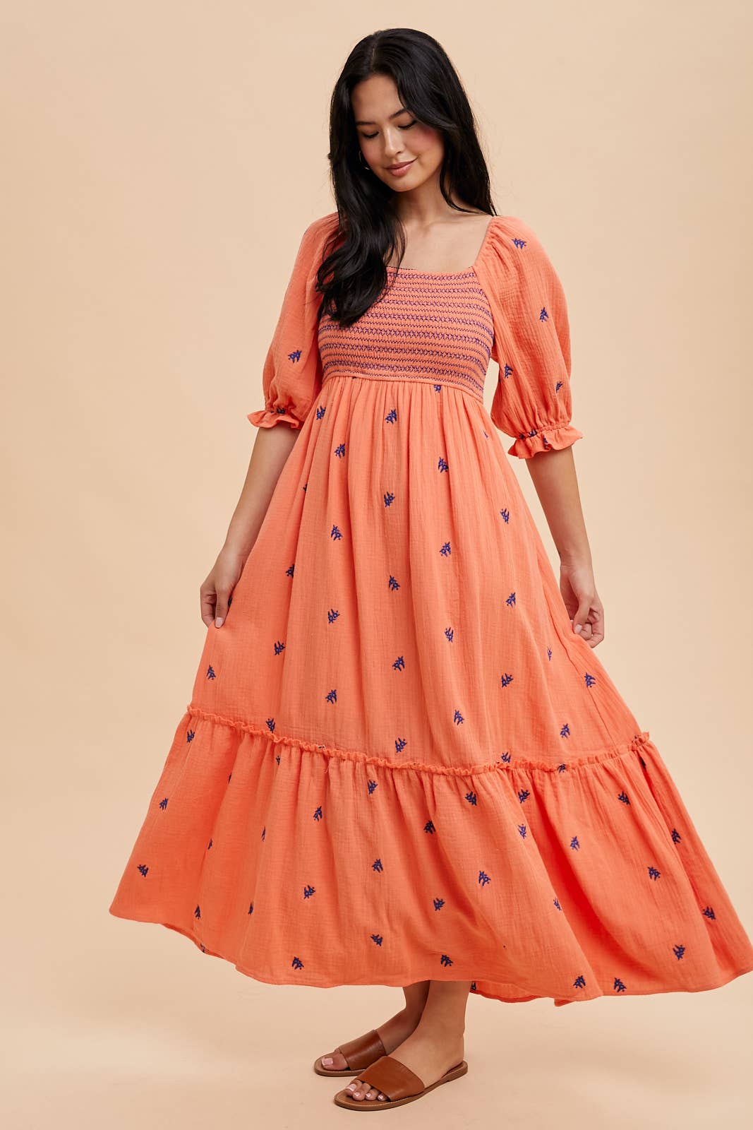 EMBROIDERED COTTON GAUZE SMOCKED DRESS: OFF WHITE / ILD5490