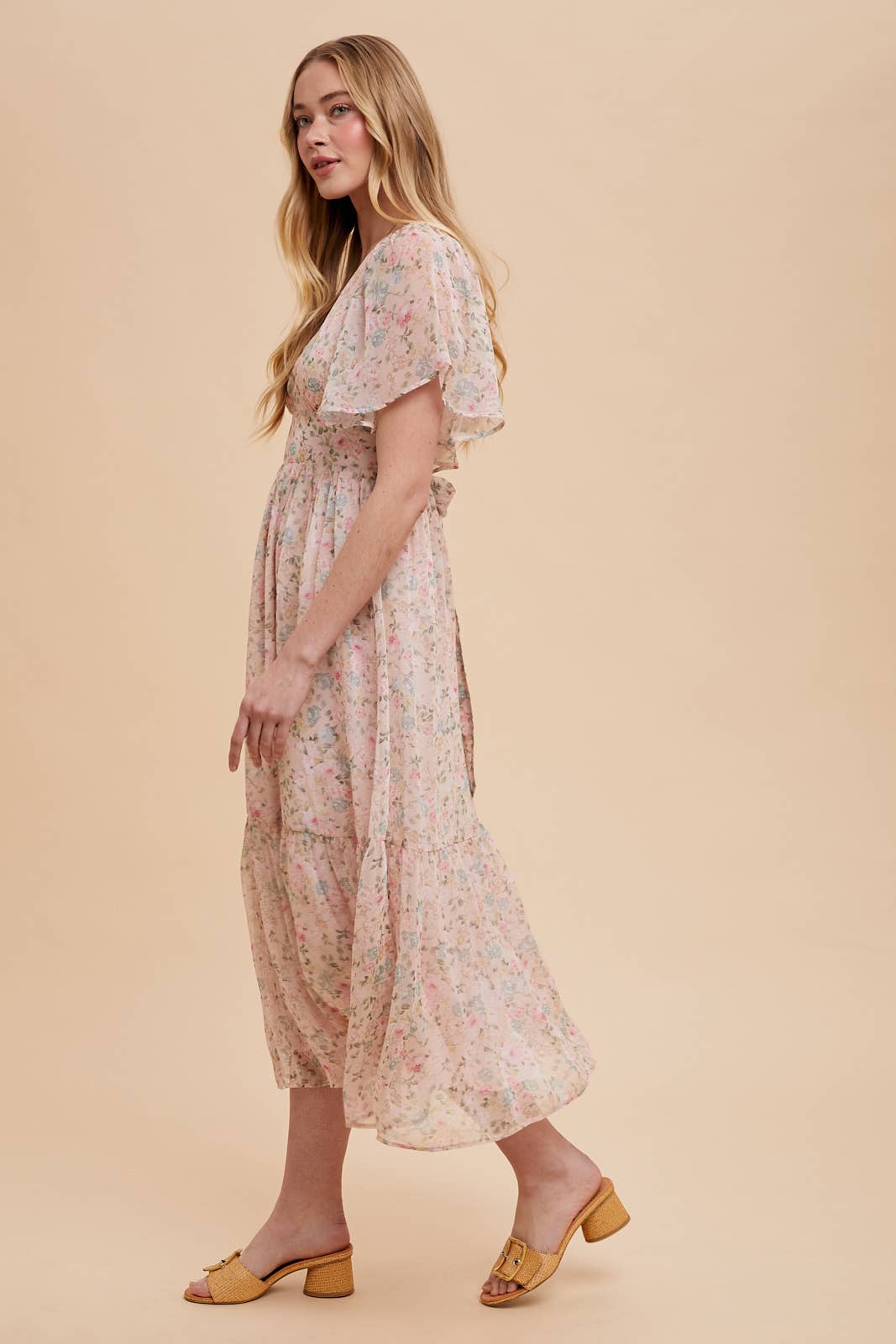 FLORAL FLUTTER SLEEVE MAXI DRESS: CREME GARDEN FLORAL / ILD6292